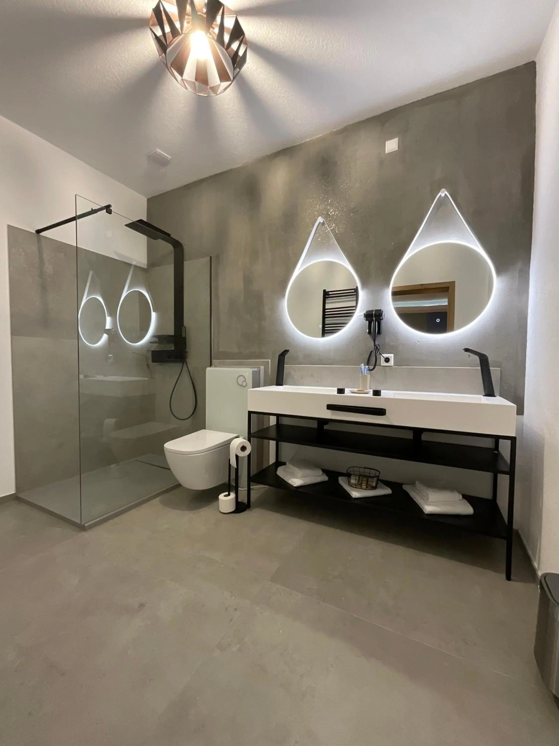 Toilet in Hotel Residenz Luxury - Outletcity - Parken - Klima - 24h Check-In