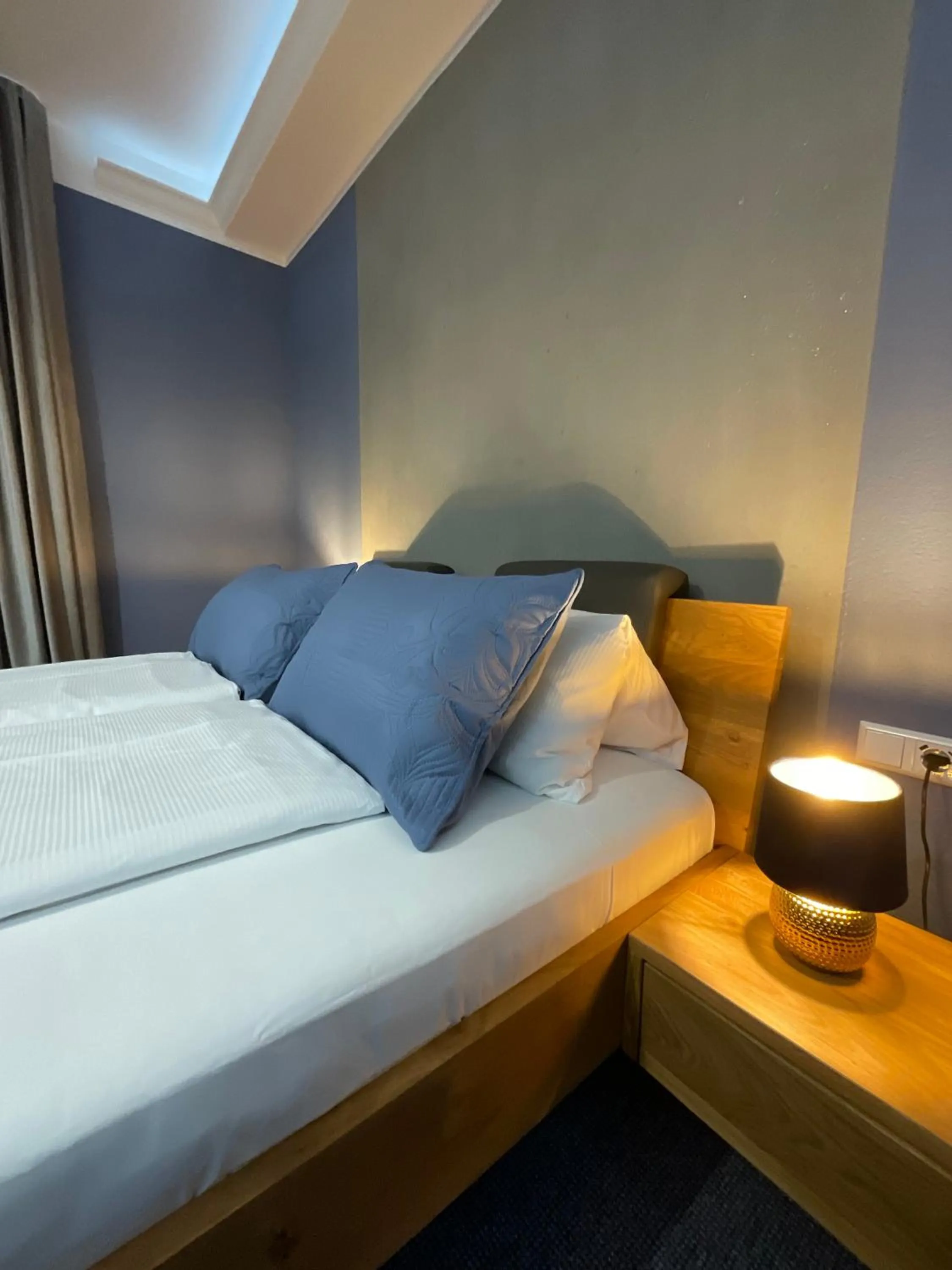 Bed in Hotel Residenz Luxury - Outletcity - Parken - Klima - 24h Check-In