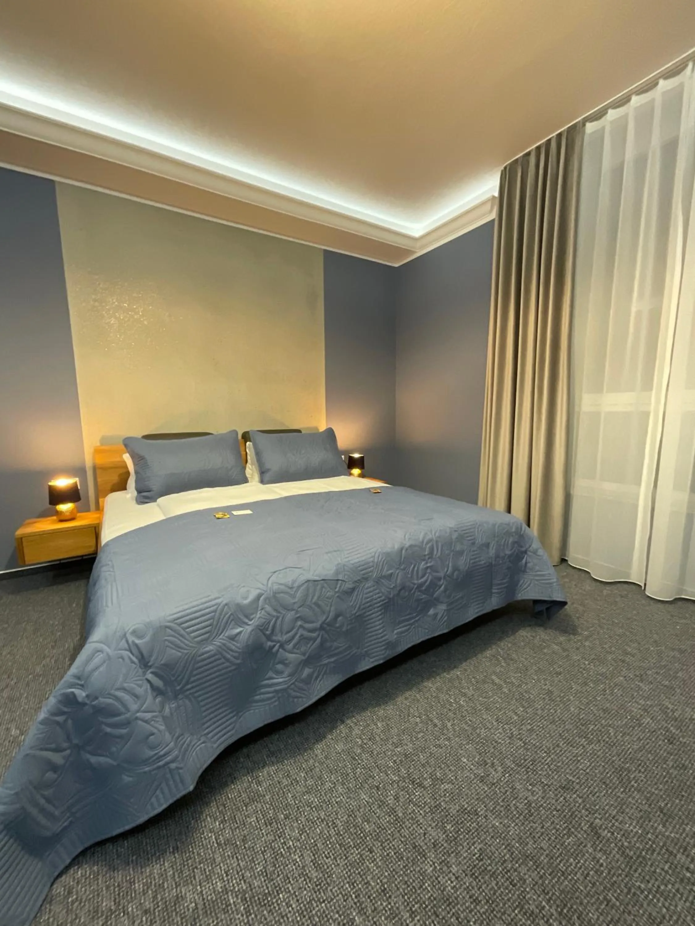 Bed in Hotel Residenz Luxury - Outletcity - Parken - Klima - 24h Check-In