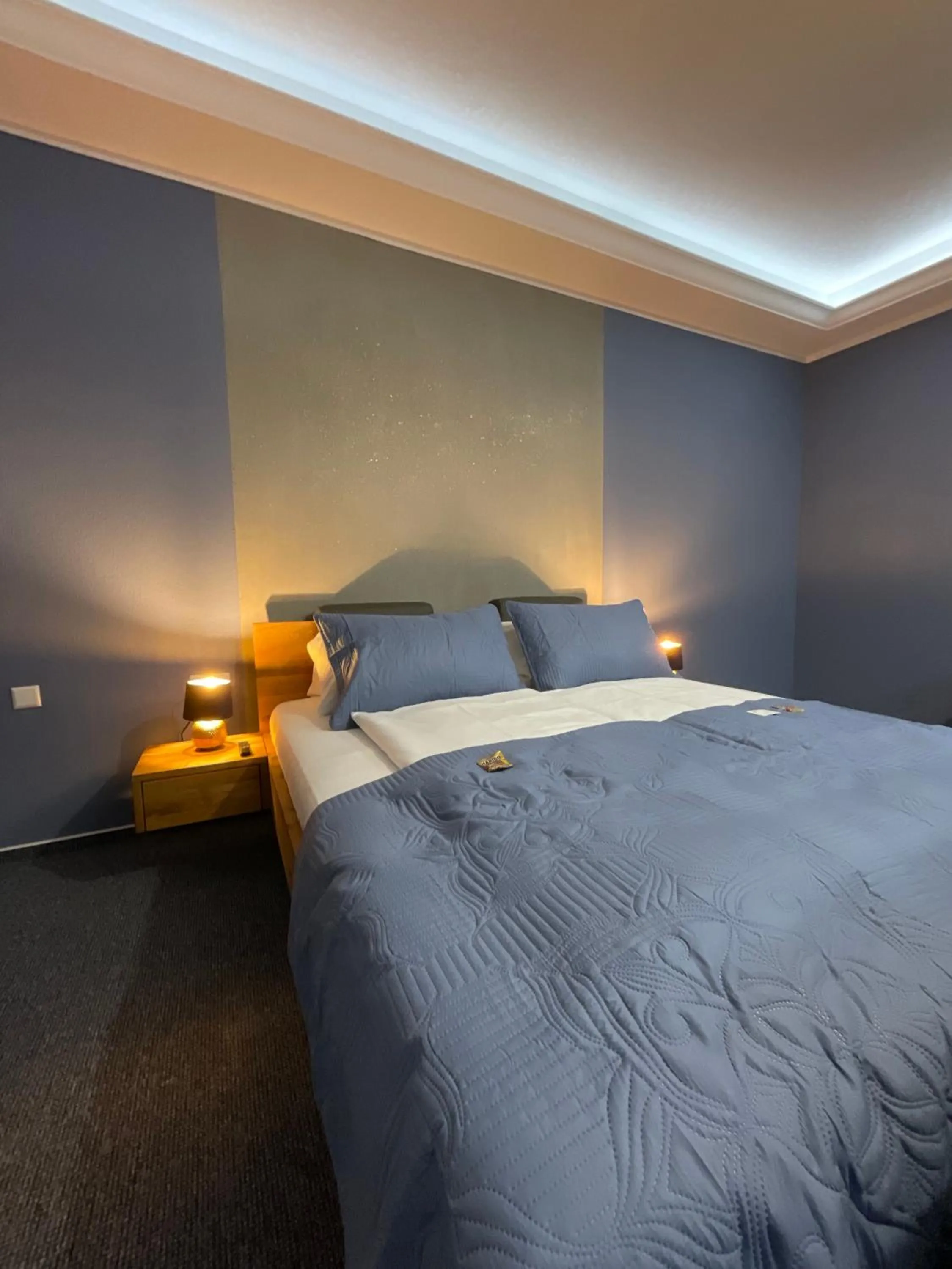 Bed in Hotel Residenz Luxury - Outletcity - Parken - Klima - 24h Check-In