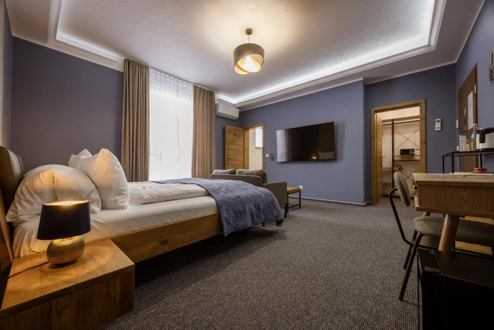 TV and multimedia, Bed in Hotel Residenz Luxury - Outletcity - Parken - Klima - 24h Check-In
