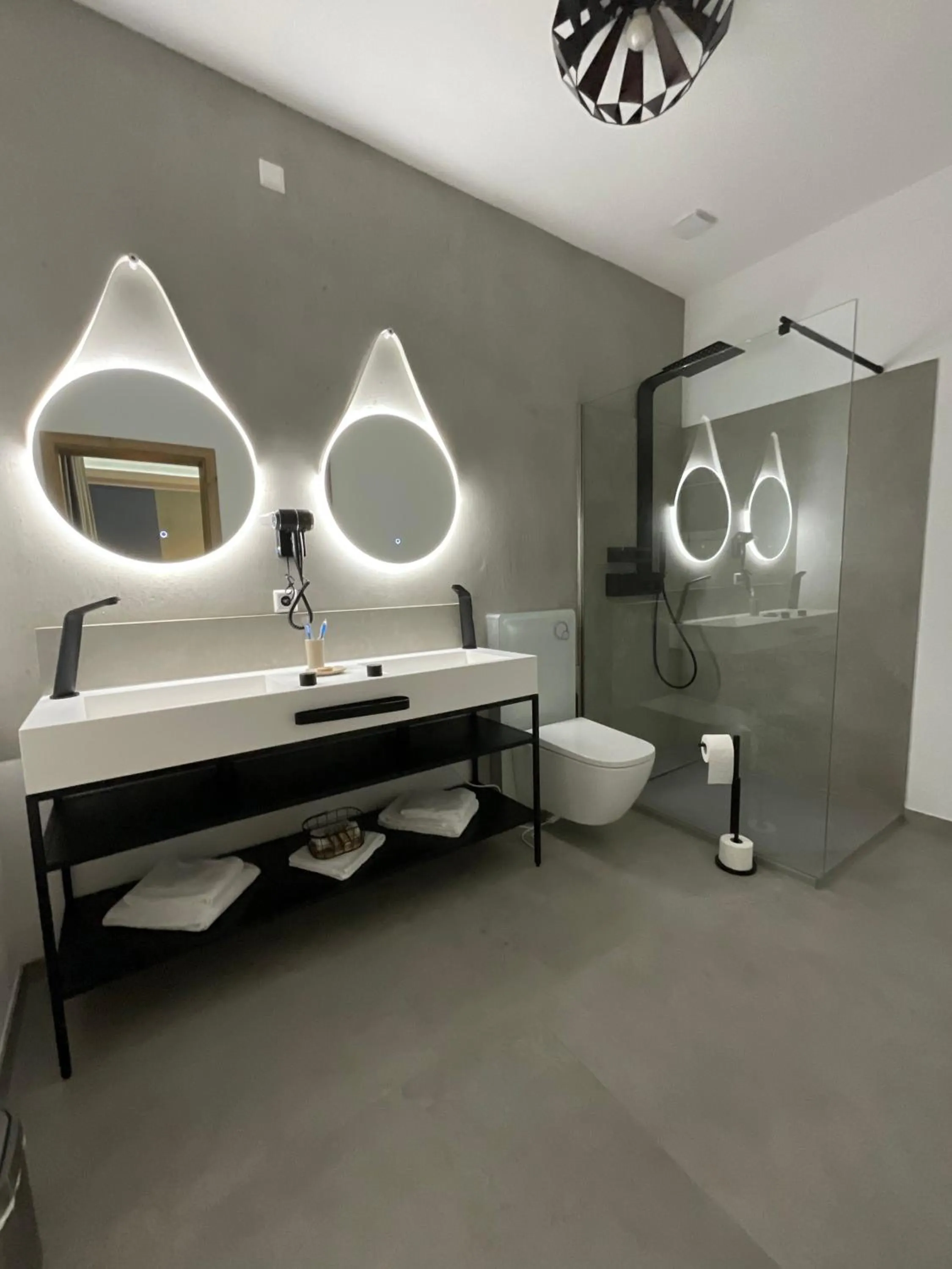 Toilet in Hotel Residenz Luxury - Outletcity - Parken - Klima - 24h Check-In