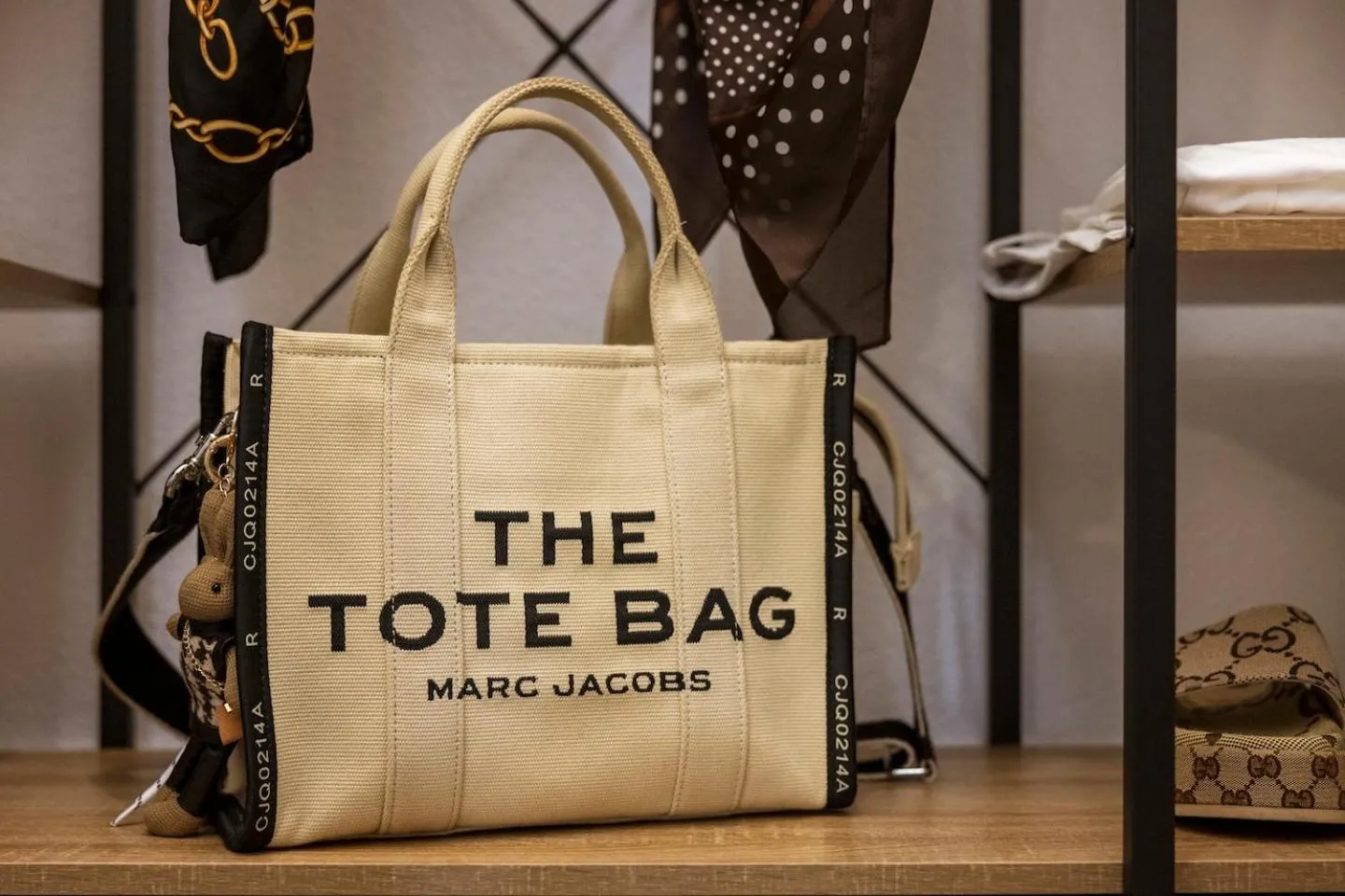 wardrobe in Hotel Residenz Luxury - Outletcity - Parken - Klima - 24h Check-In