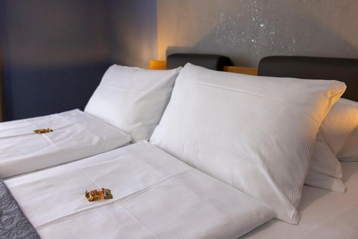 Bed in Hotel Residenz Luxury - Outletcity - Parken - Klima - 24h Check-In