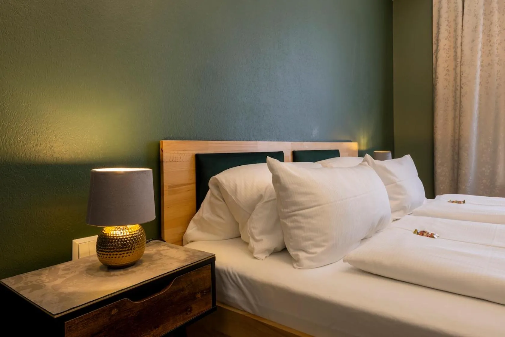 Bed in Hotel Residenz Luxury - Outletcity - Parken - Klima - 24h Check-In