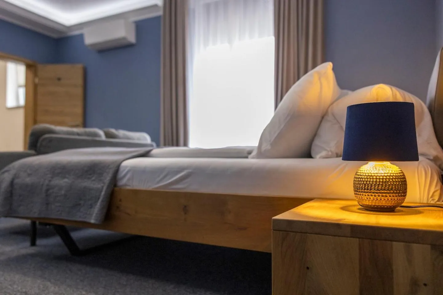 Bed in Hotel Residenz Luxury - Outletcity - Parken - Klima - 24h Check-In