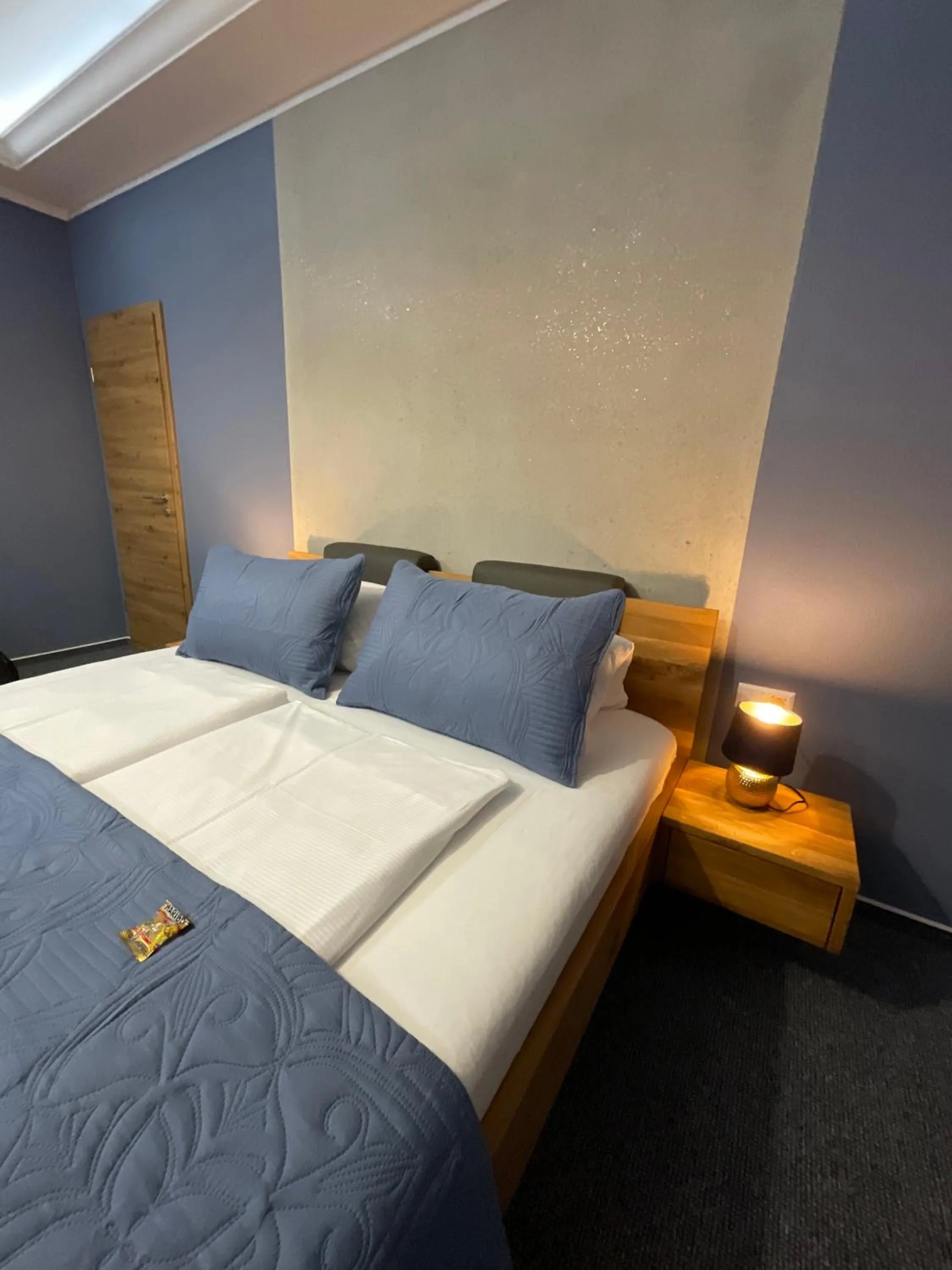 Bed in Hotel Residenz Luxury - Outletcity - Parken - Klima - 24h Check-In