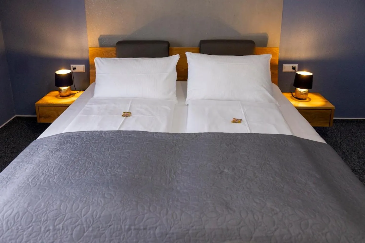 Bed in Hotel Residenz Luxury - Outletcity - Parken - Klima - 24h Check-In