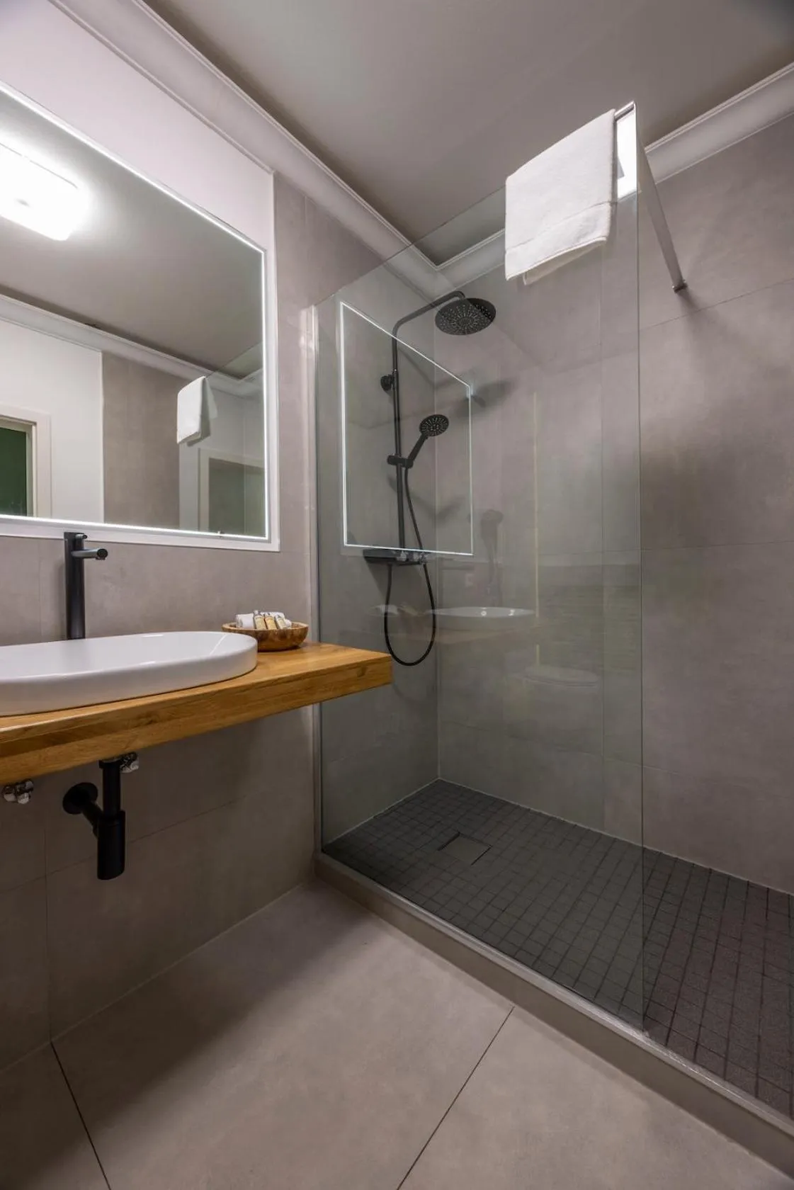 Shower in Hotel Residenz Luxury - Outletcity - Parken - Klima - 24h Check-In