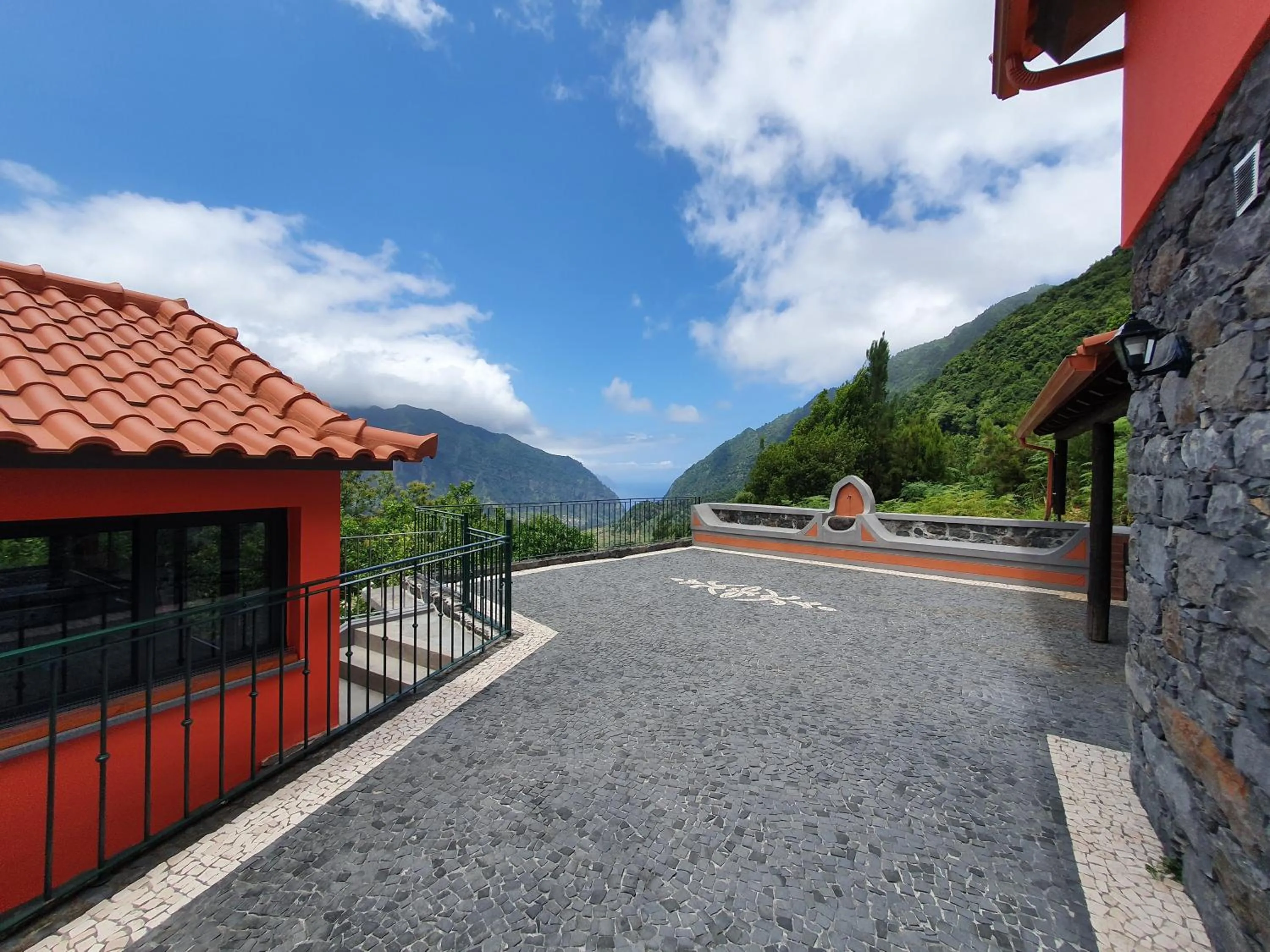 Mountain-Ocean-View Madeira
