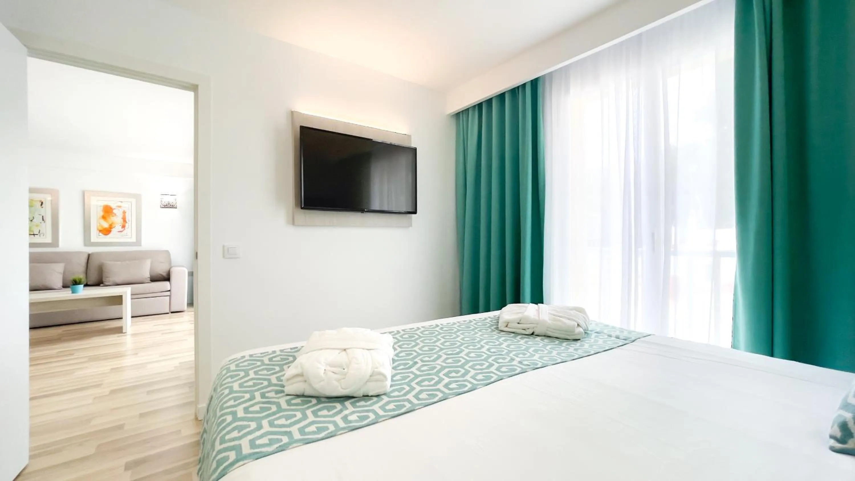 Photo of the whole room, Bed in Comitas Floramar