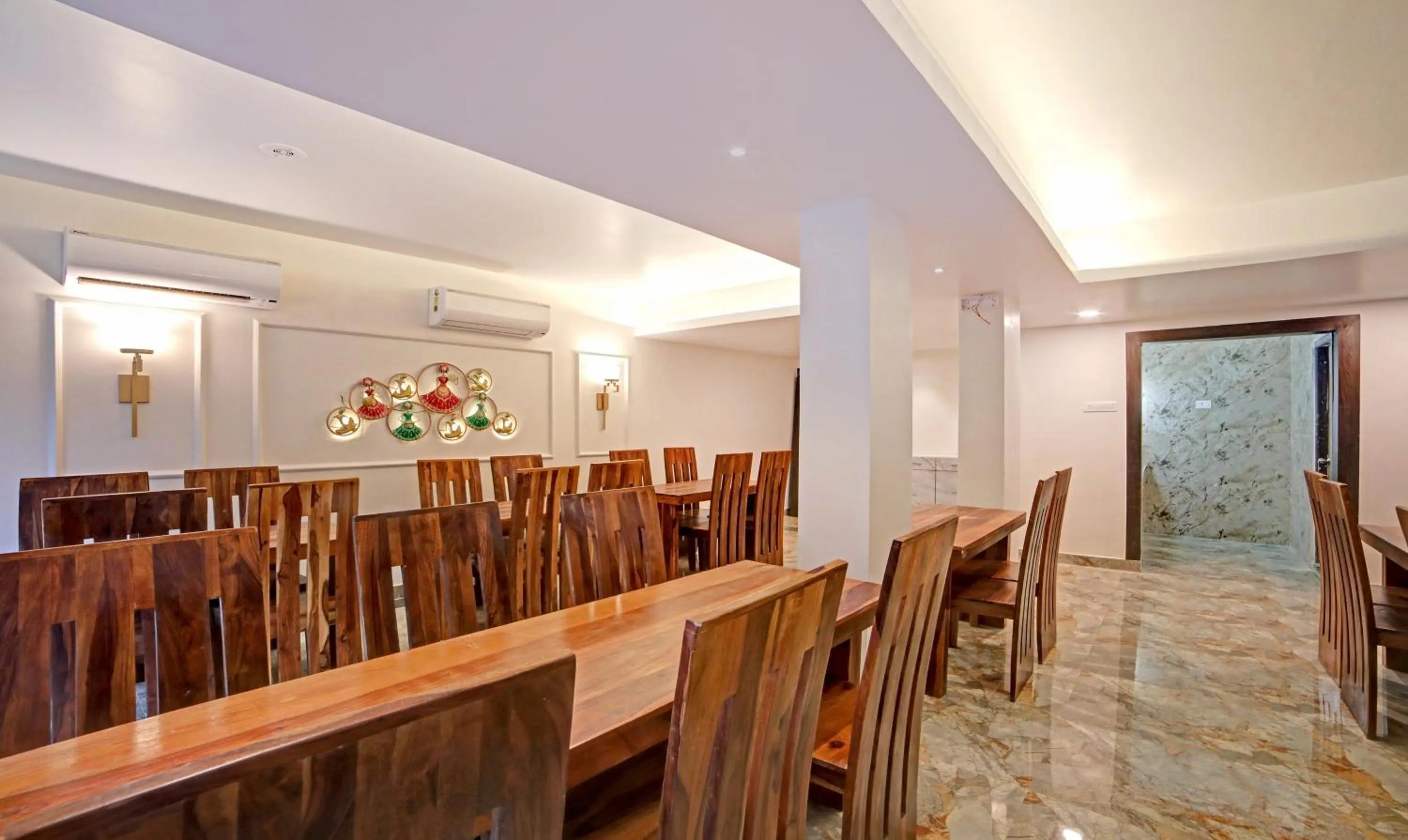 Restaurant/places to eat in Treebo Lazystay Elite