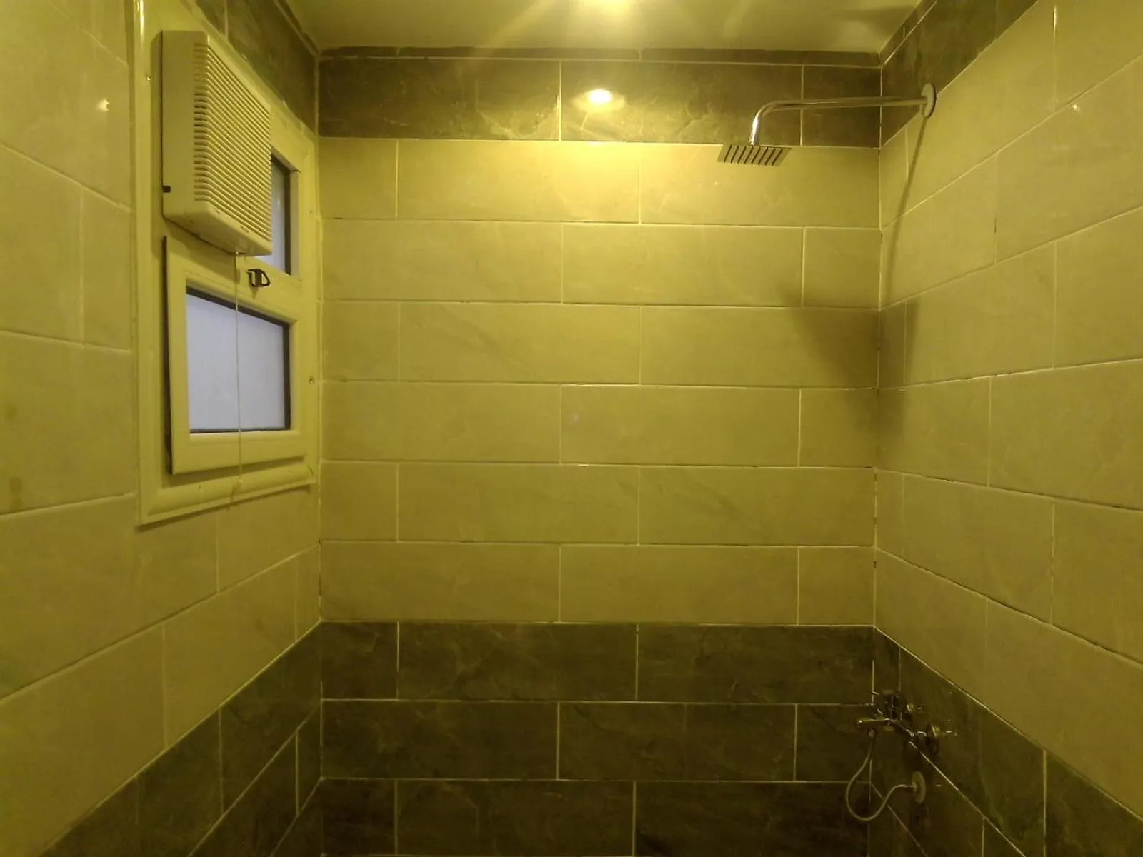 Bathroom in Zeina pyramids view