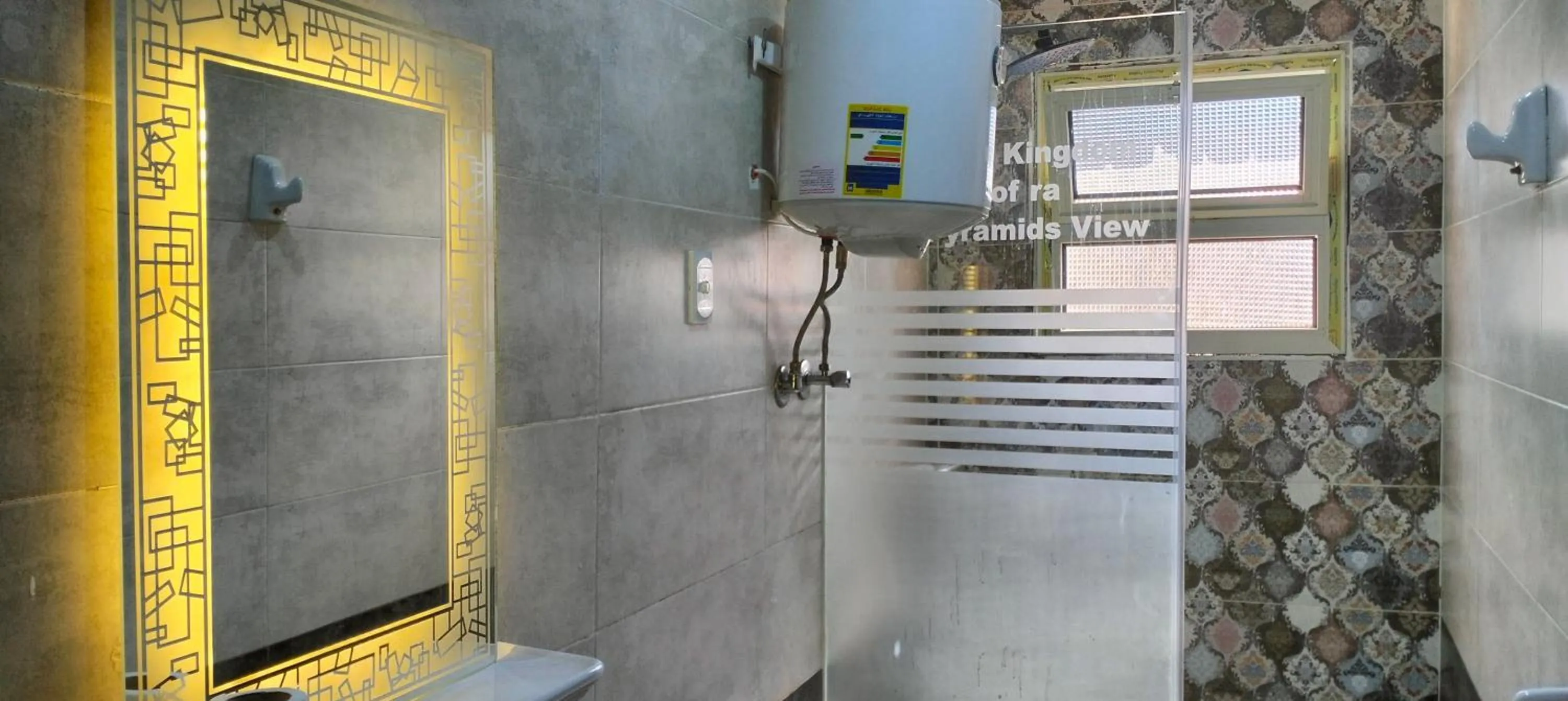 Bathroom in Zeina pyramids view