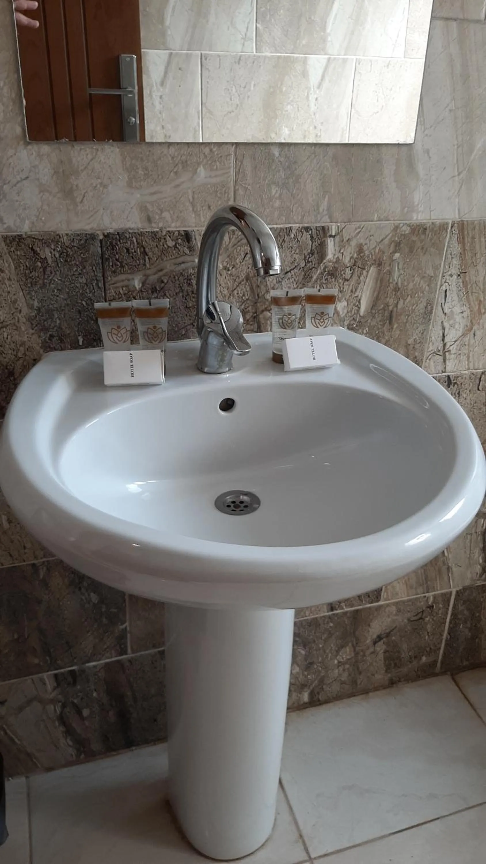 Bathroom in Zeina pyramids view