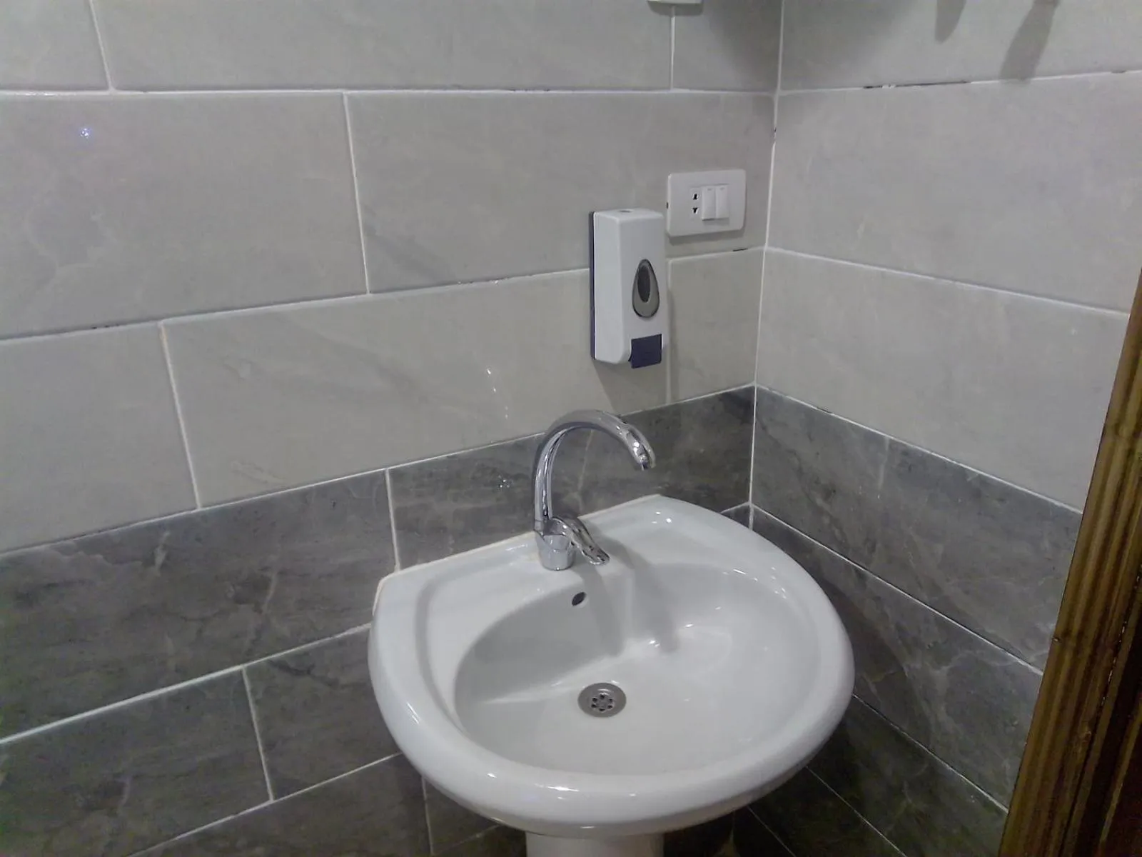 Bathroom in Zeina pyramids view