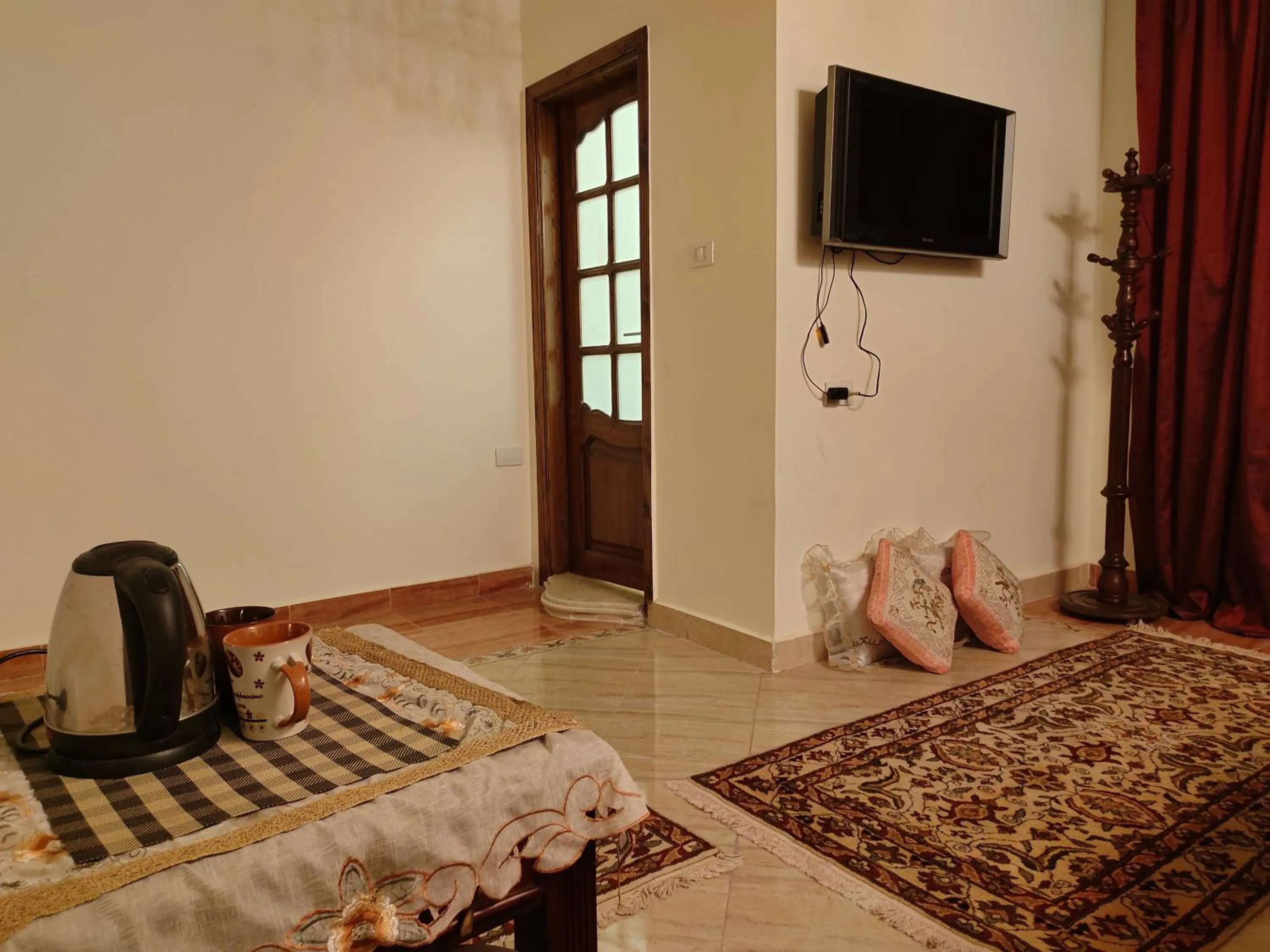 Bedroom in Zeina pyramids view