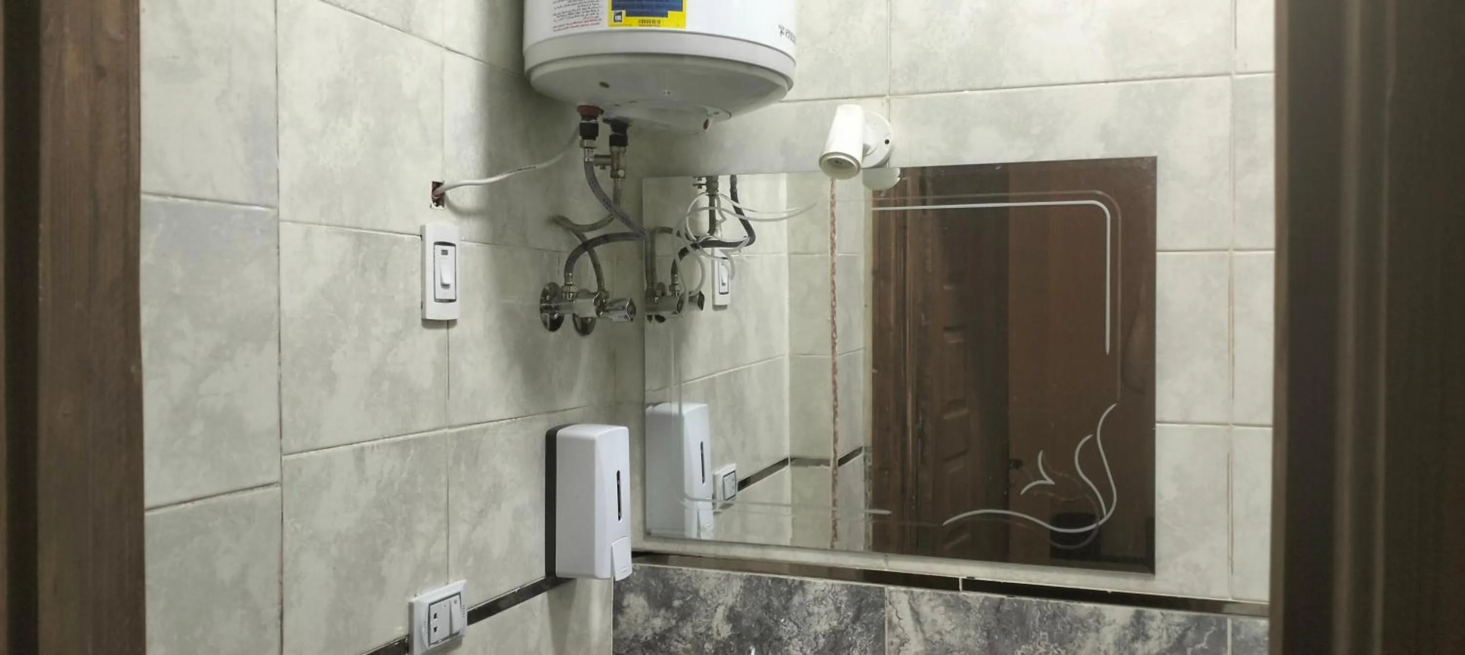 Bathroom in Zeina pyramids view