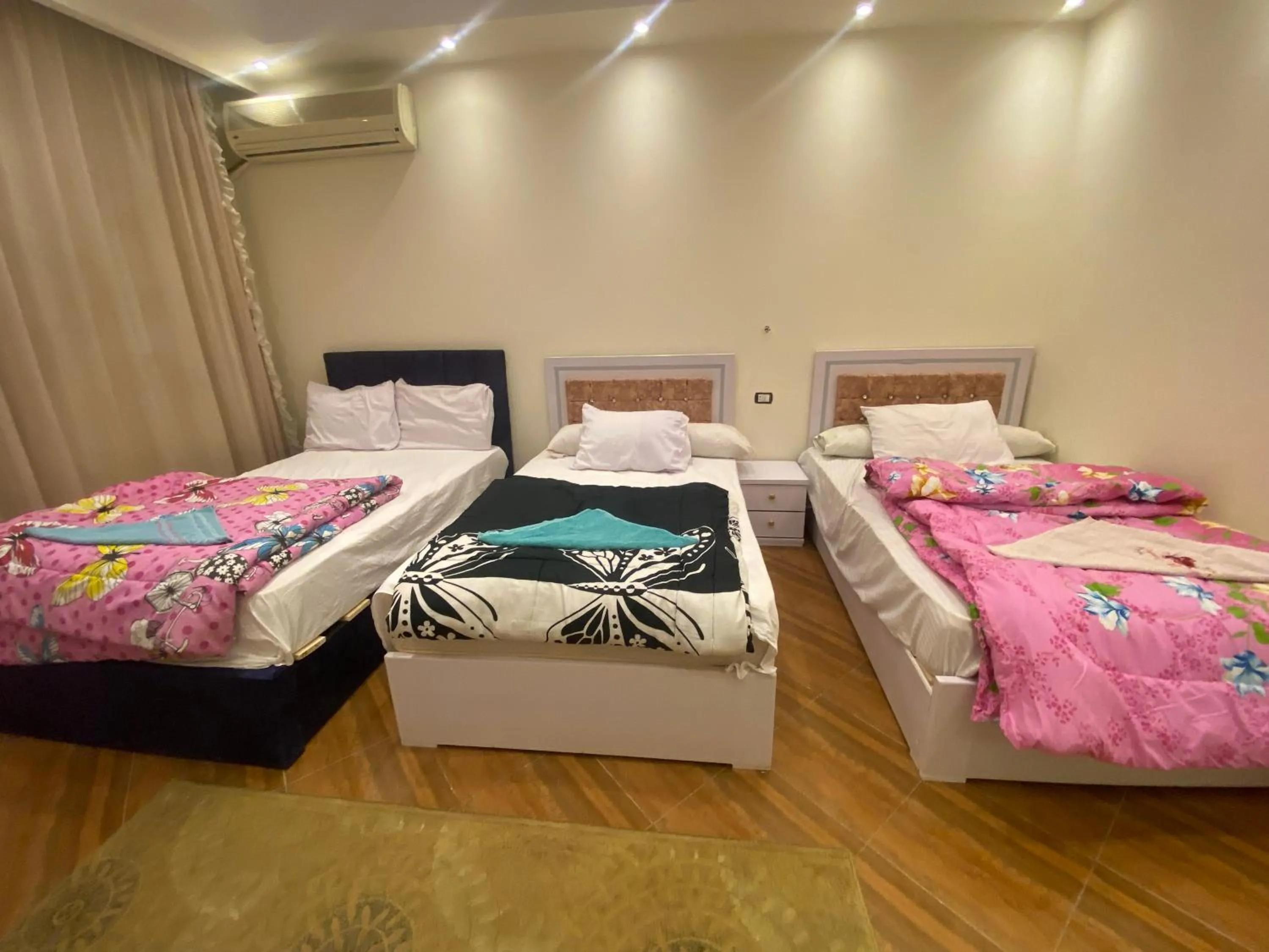 Bedroom in Zeina pyramids view