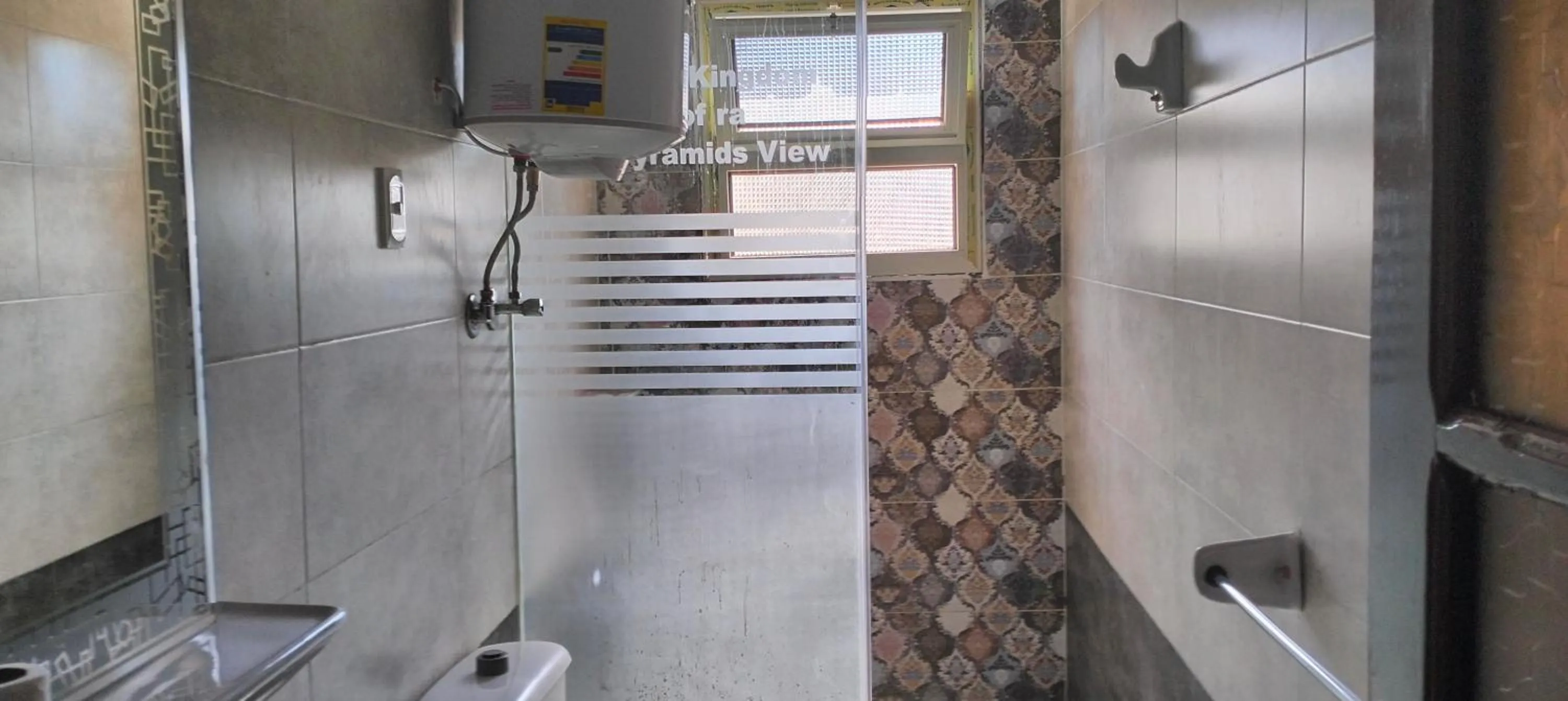 Bathroom in Zeina pyramids view