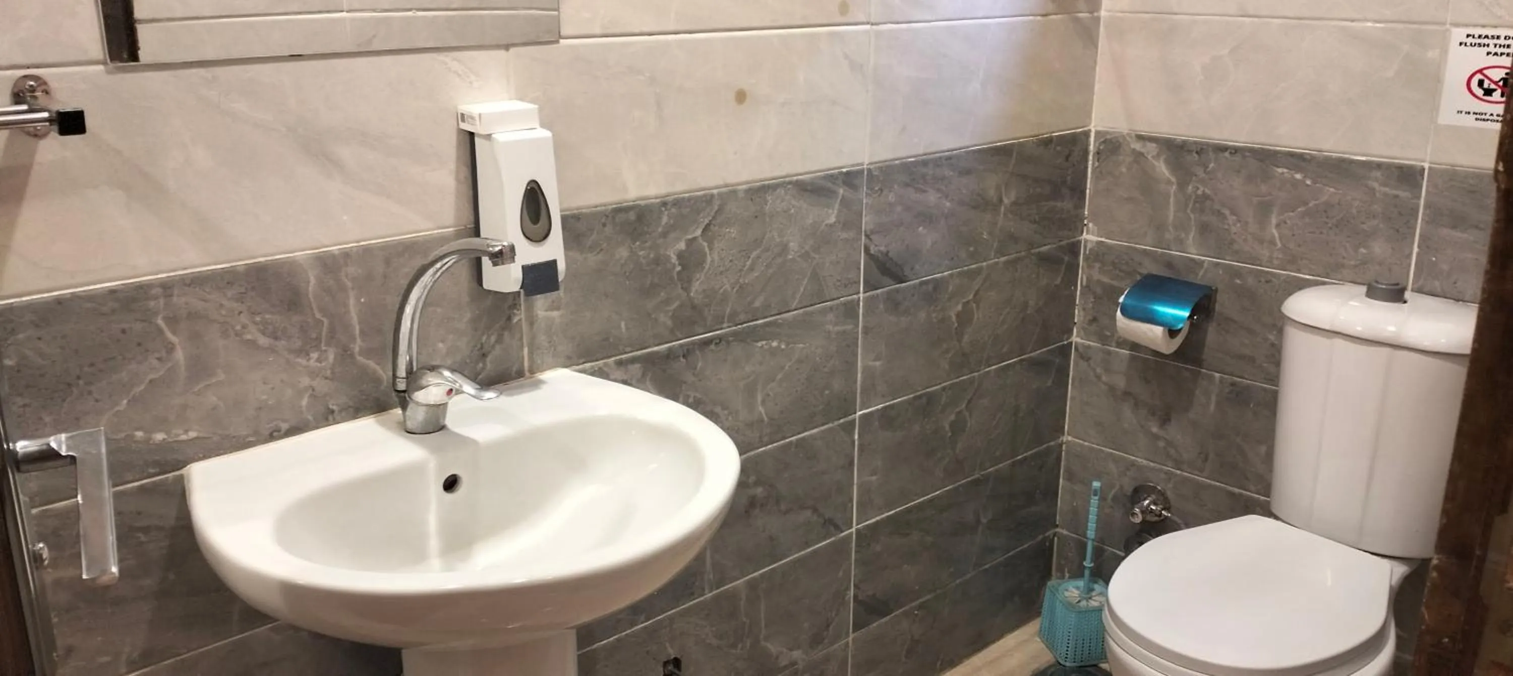 Bathroom in Zeina pyramids view