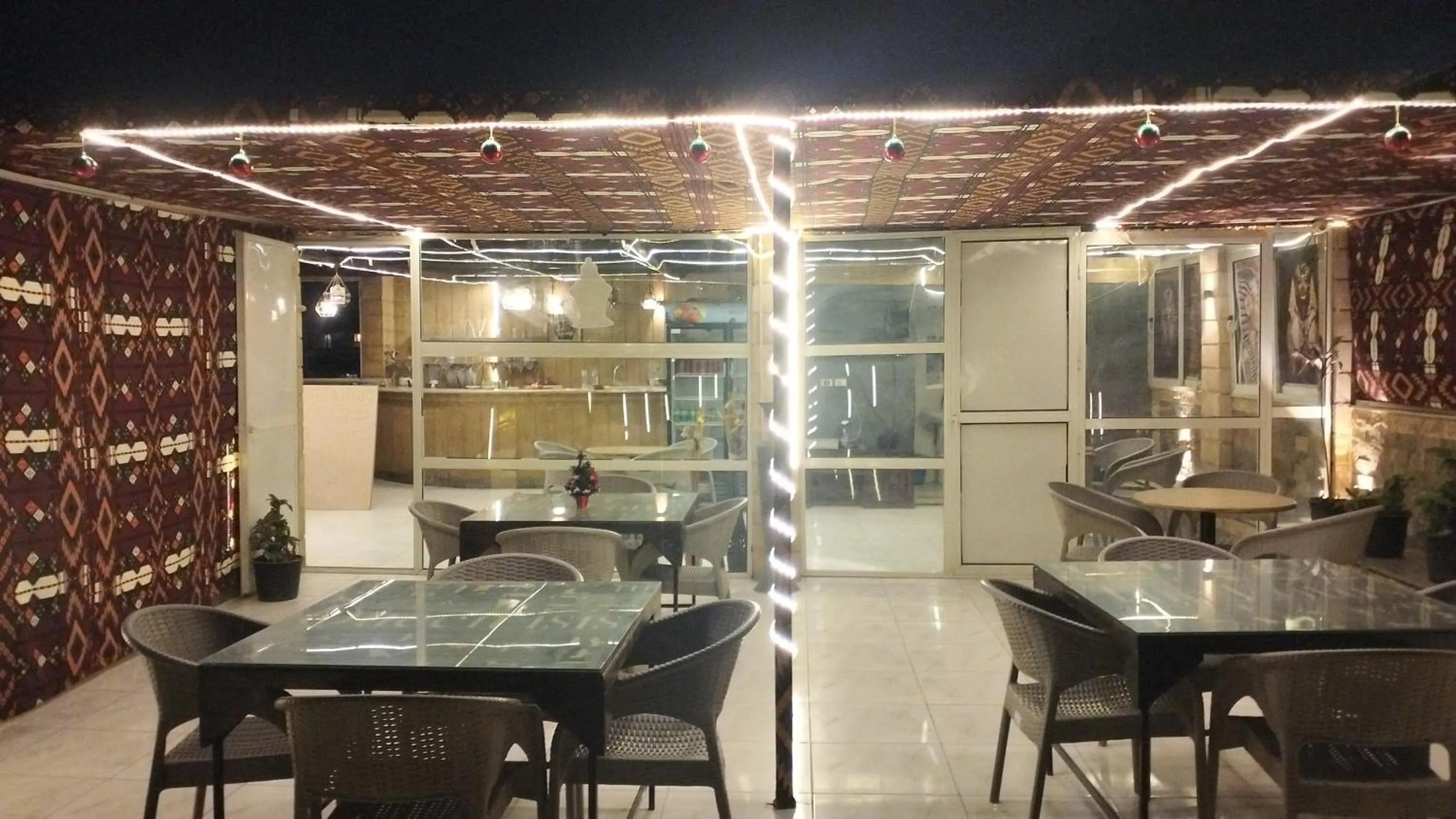 Restaurant/places to eat in Zeina pyramids view