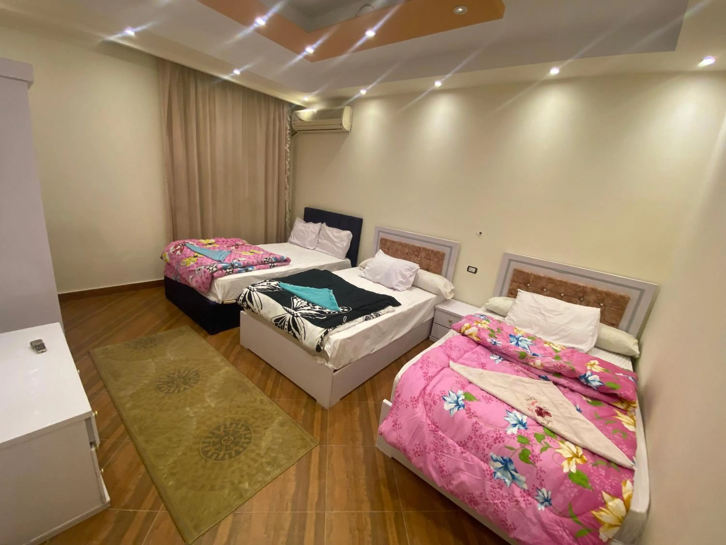 Bedroom in Zeina pyramids view