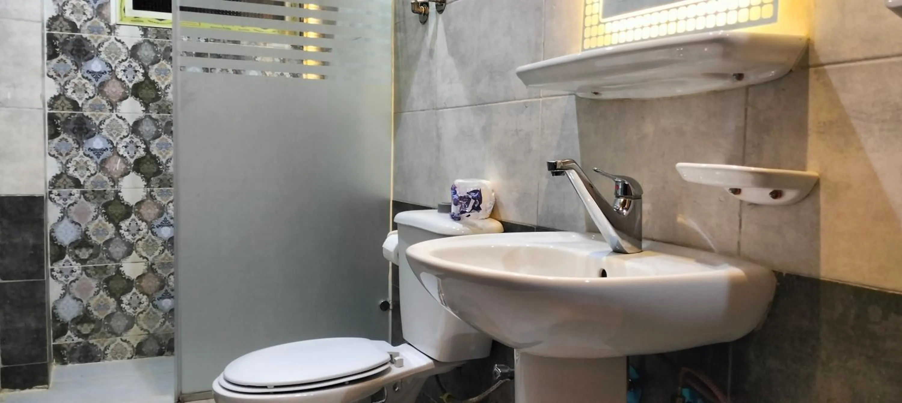 Bathroom in Zeina pyramids view