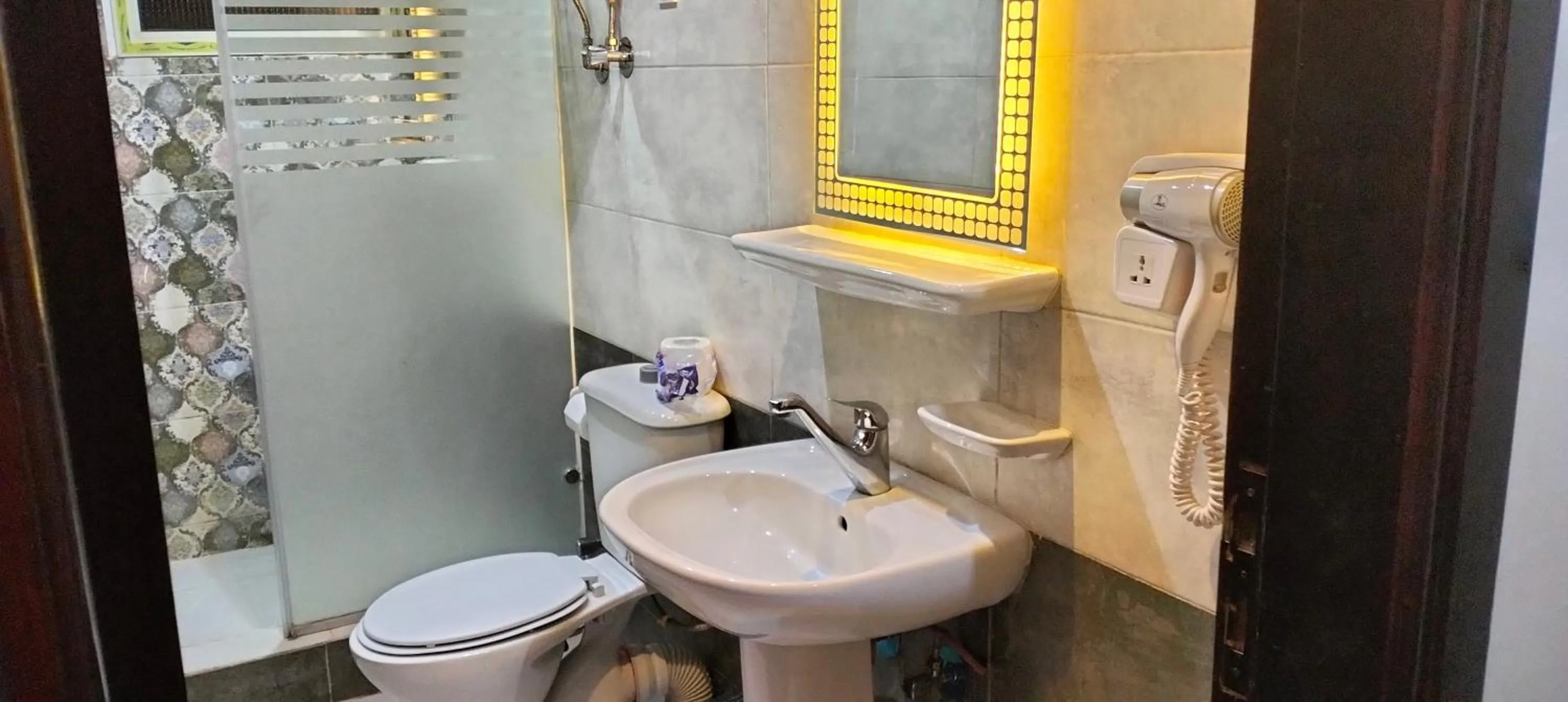 Bathroom in Zeina pyramids view