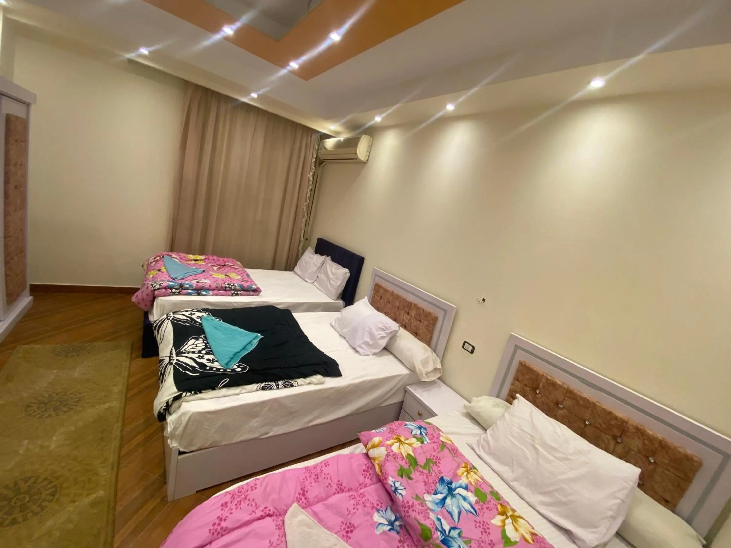 Bedroom in Zeina pyramids view