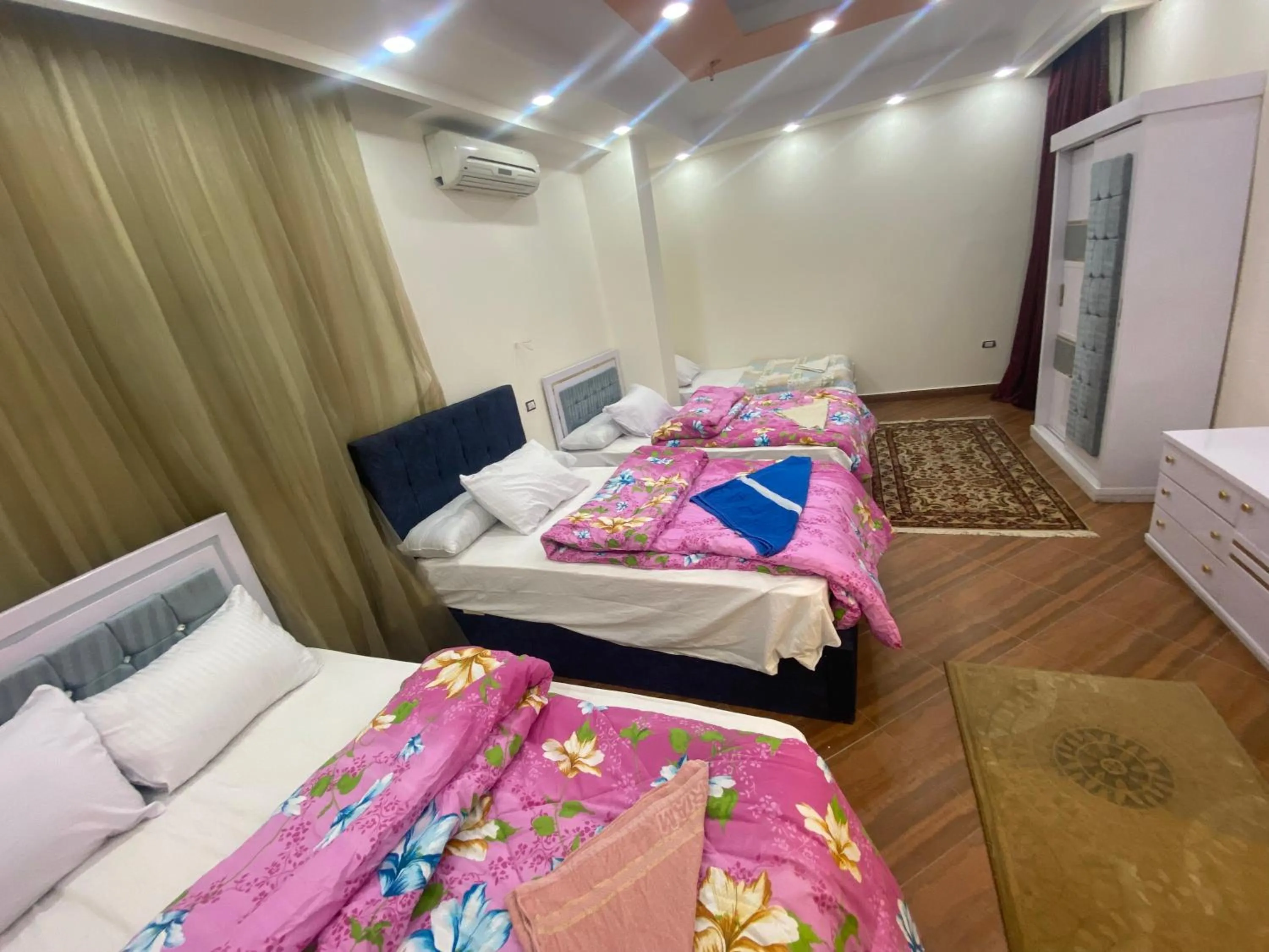 Bedroom in Zeina pyramids view