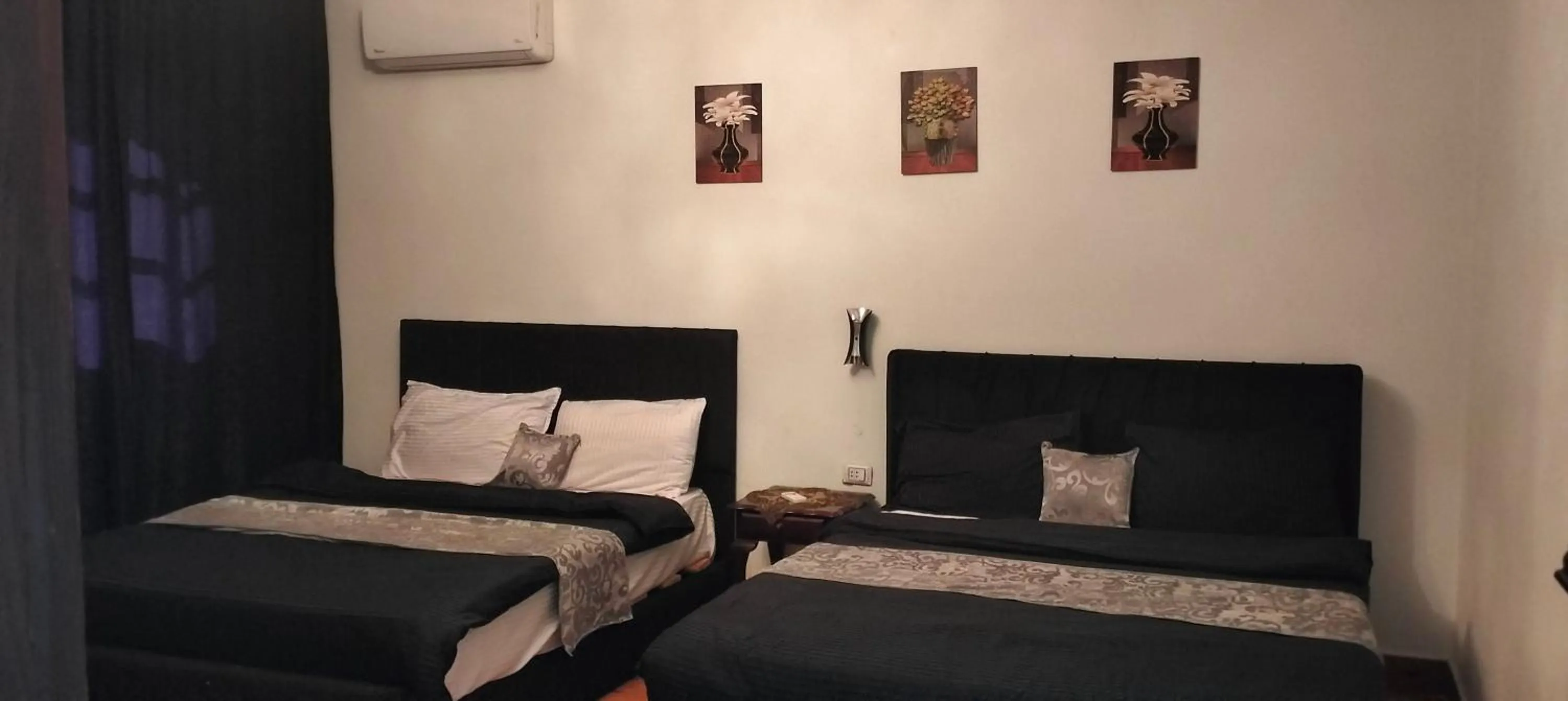 Bedroom in Zeina pyramids view