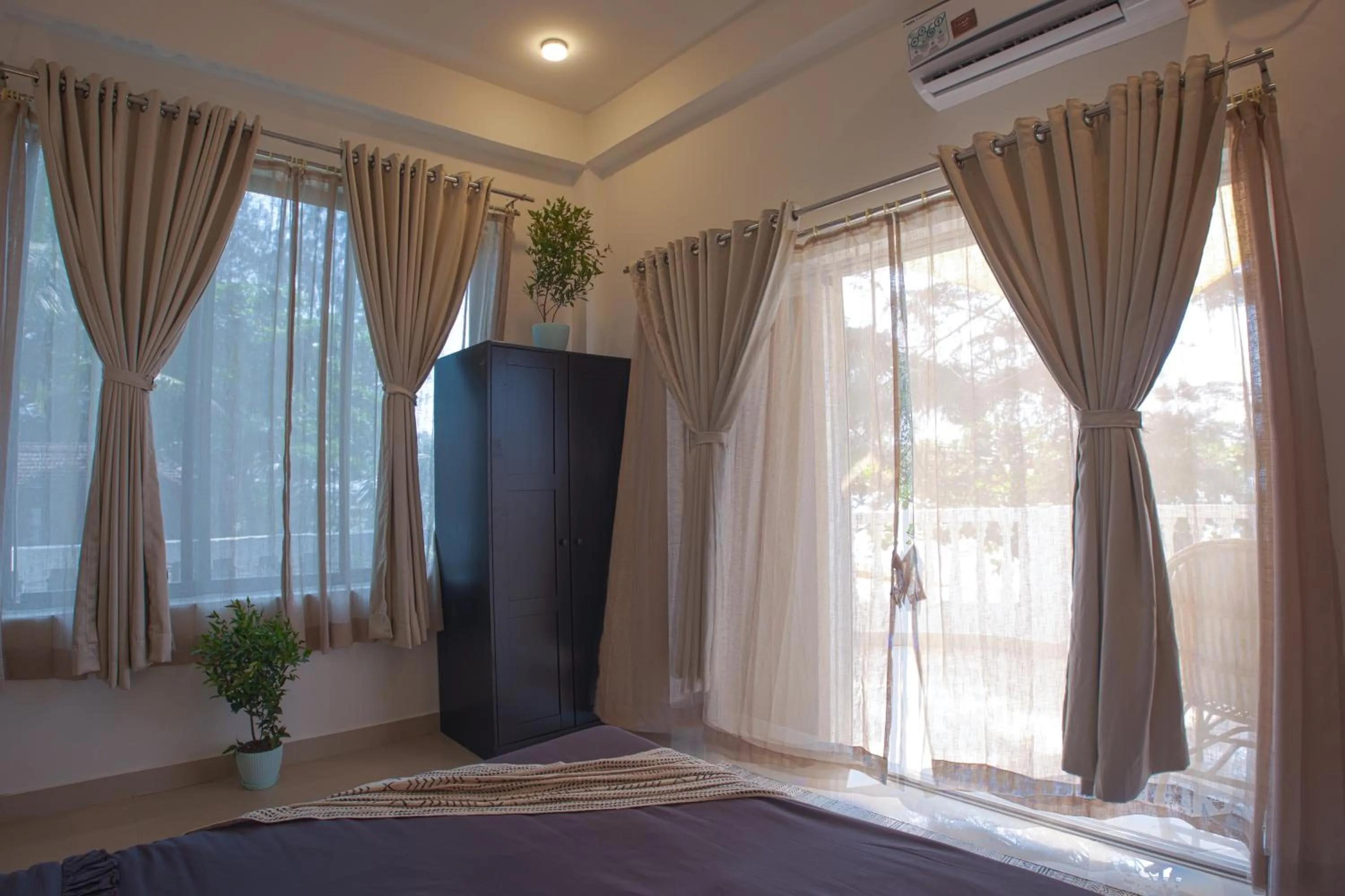 wardrobe, Bed in Woodpegger By The Beach, Mandrem