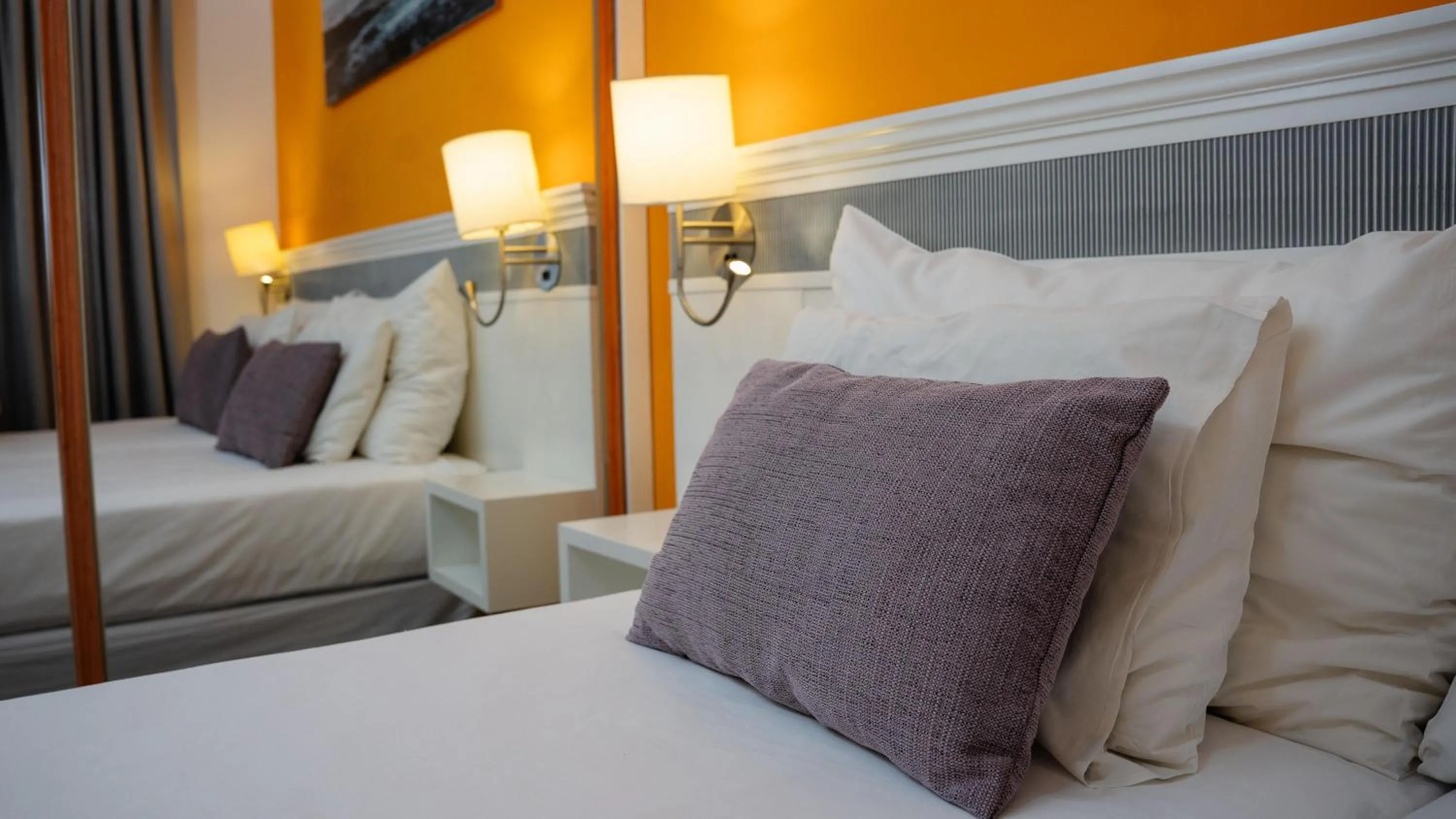 Photo of the whole room, Bed in Coral Los Alisios