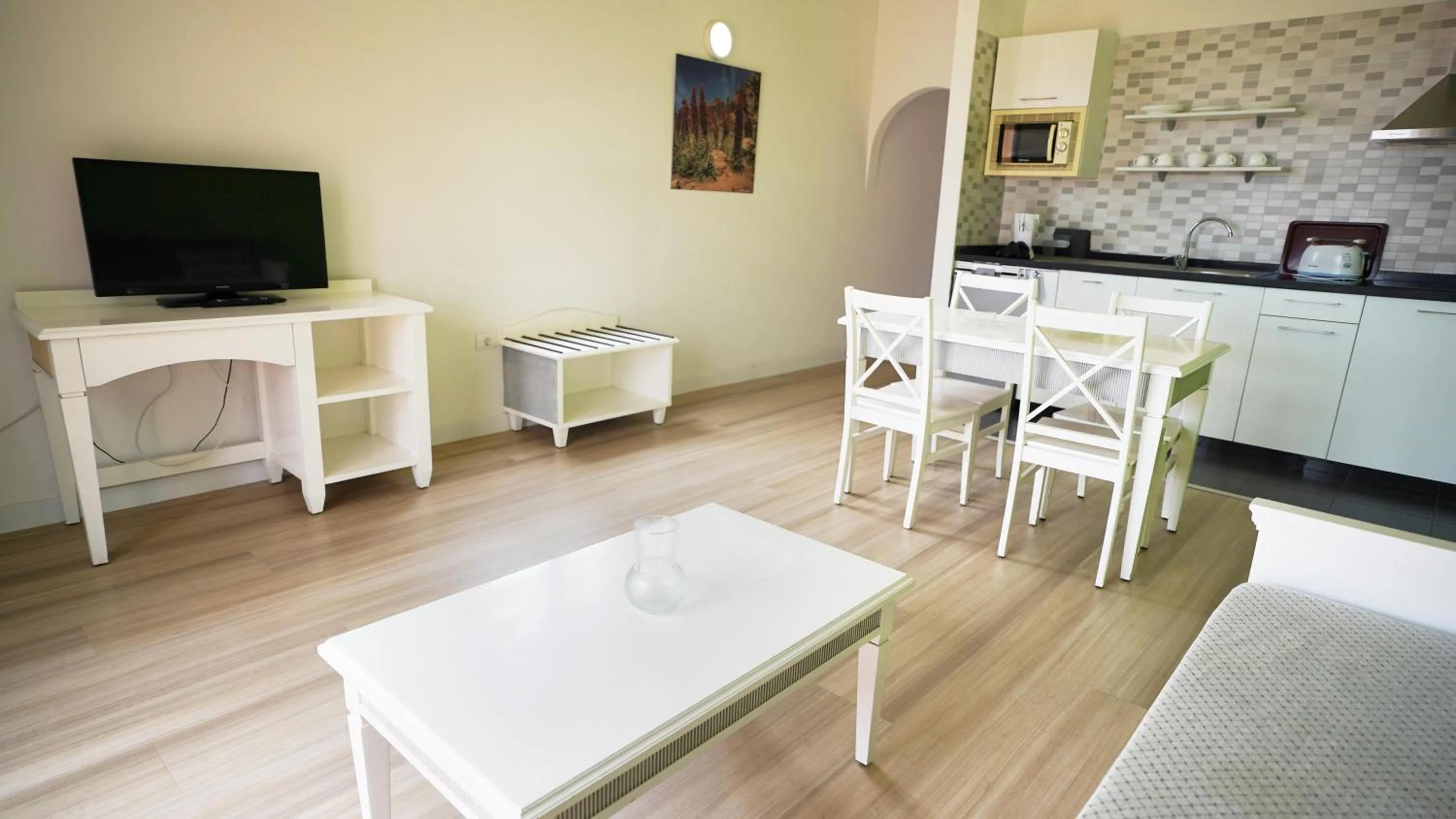 Photo of the whole room in Coral Los Alisios