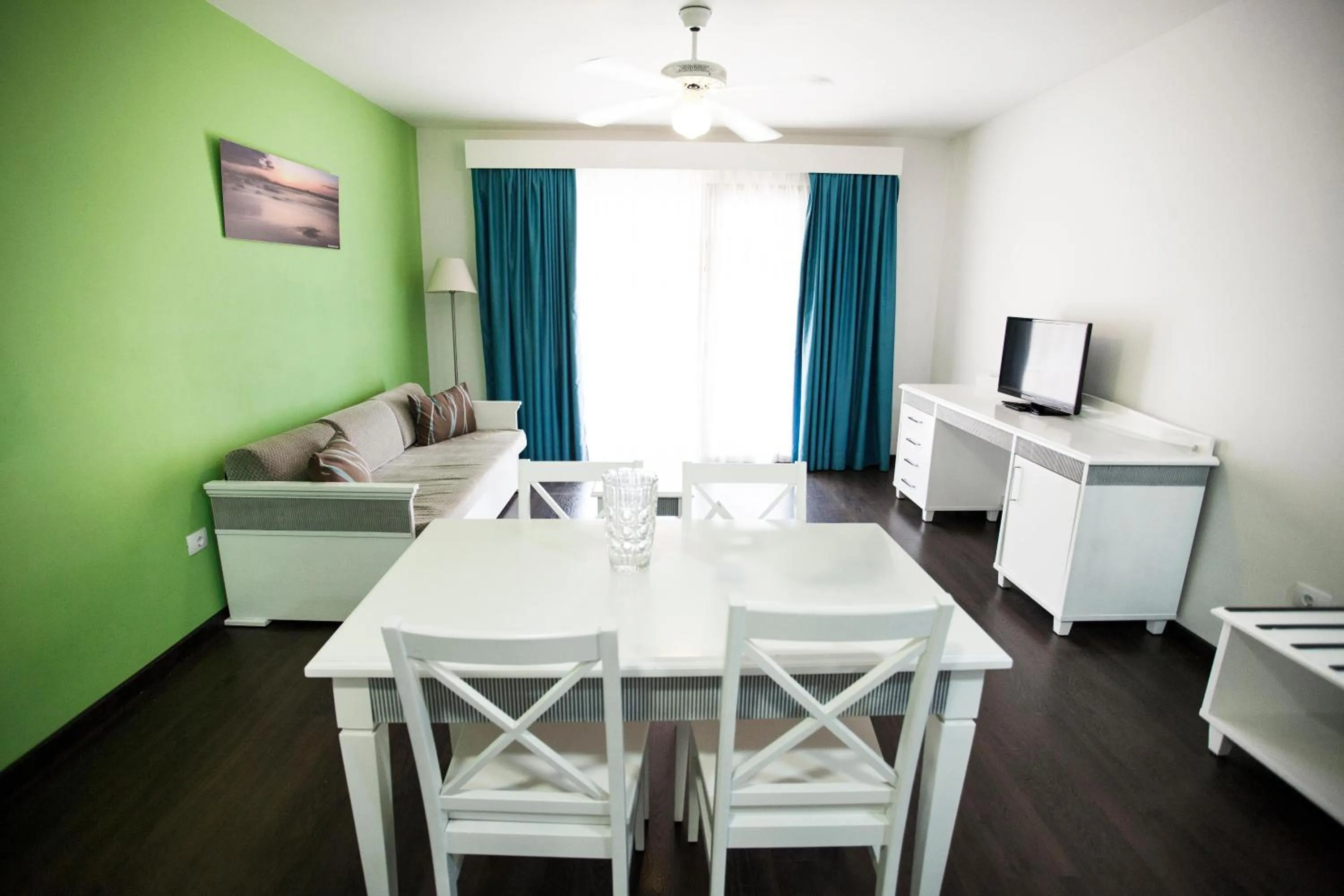 Photo of the whole room in Coral Los Alisios