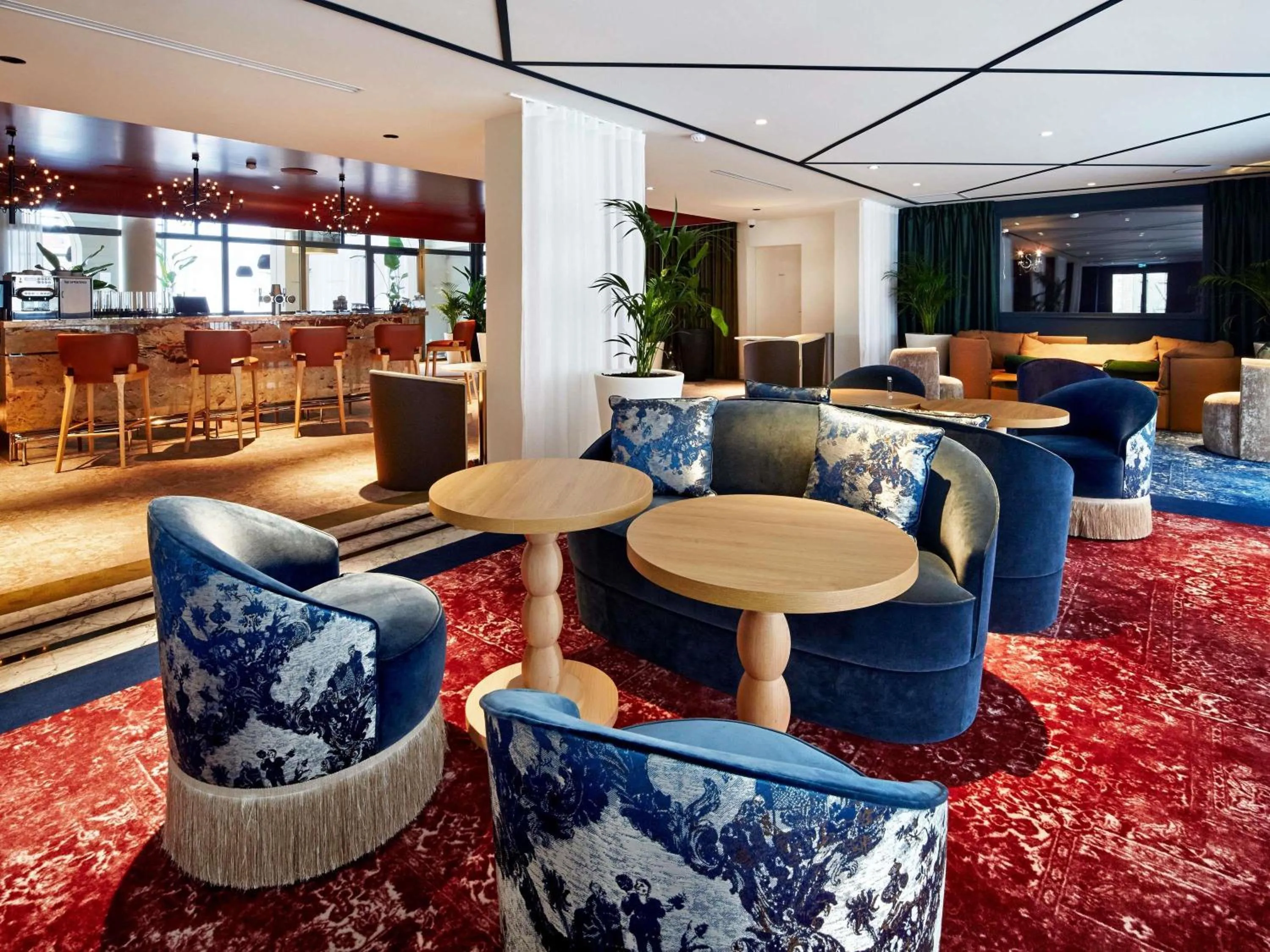 Lounge or bar in La Licorne Hotel & Spa Troyes - MGallery Collection