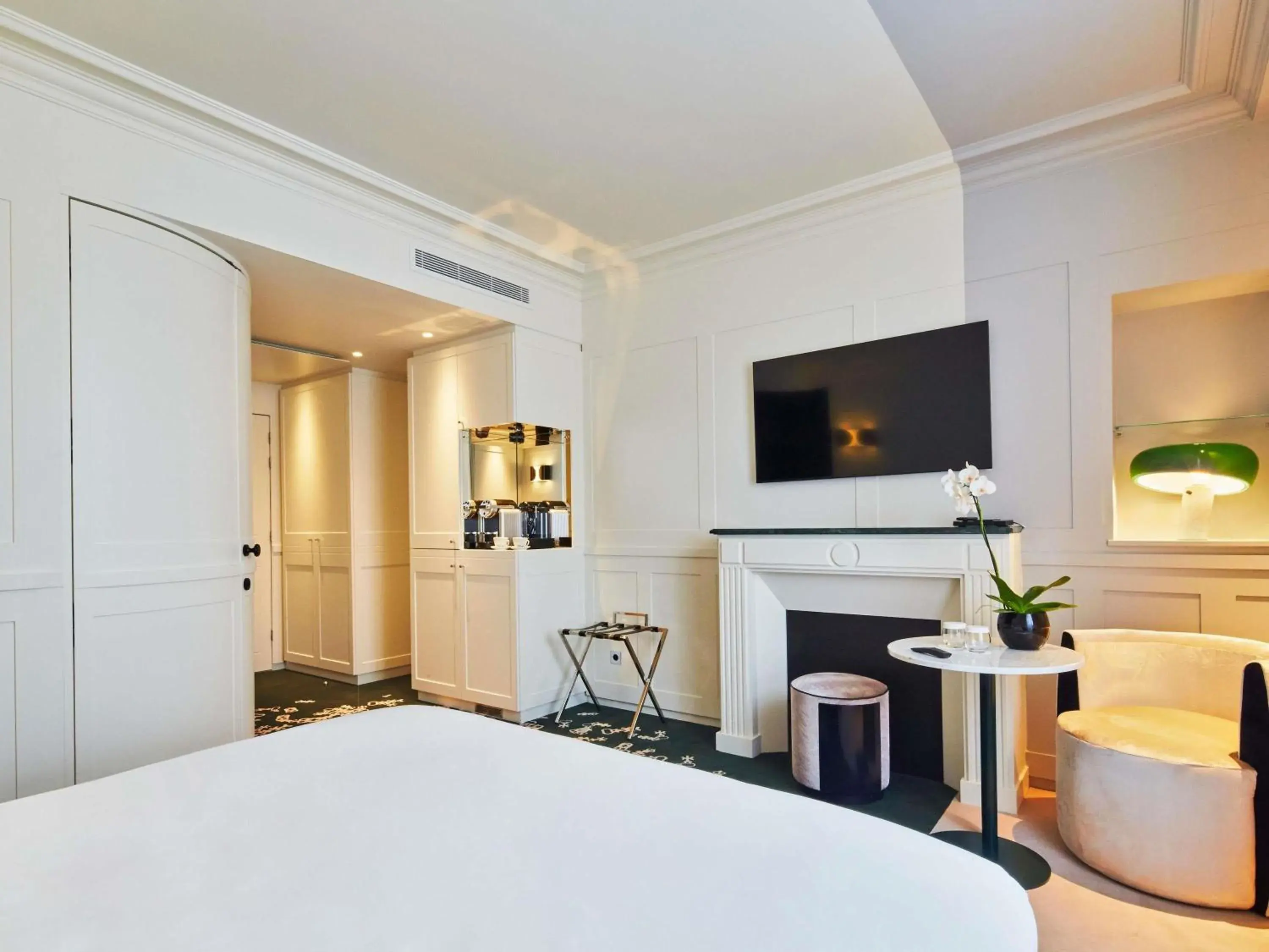 Property building, Bed in La Licorne Hotel & Spa Troyes - MGallery Collection Property building, Bed in La Licorne Hotel & Spa Troyes - MGallery Collection