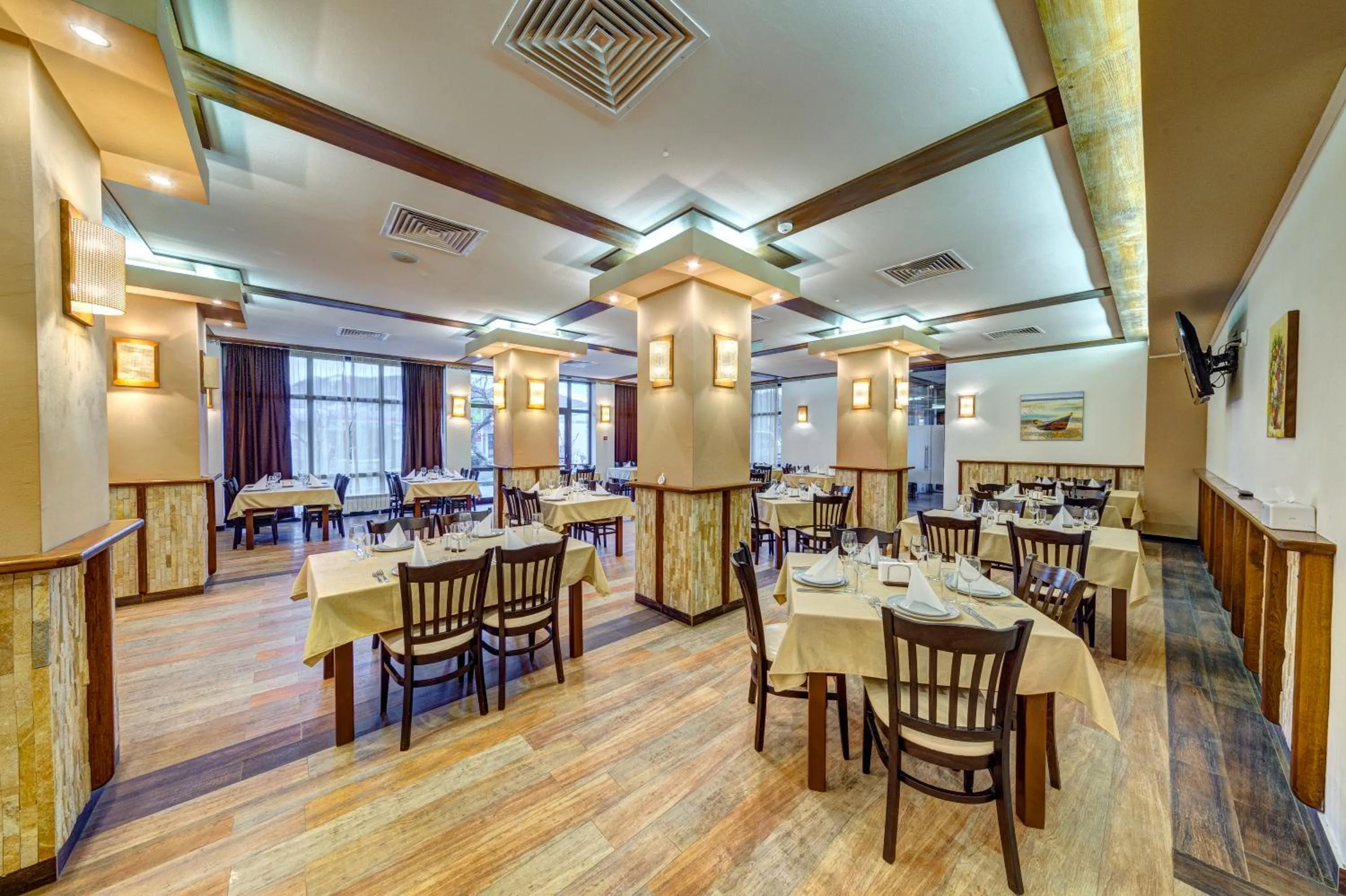 Restaurant/places to eat in Complex Silver Hills