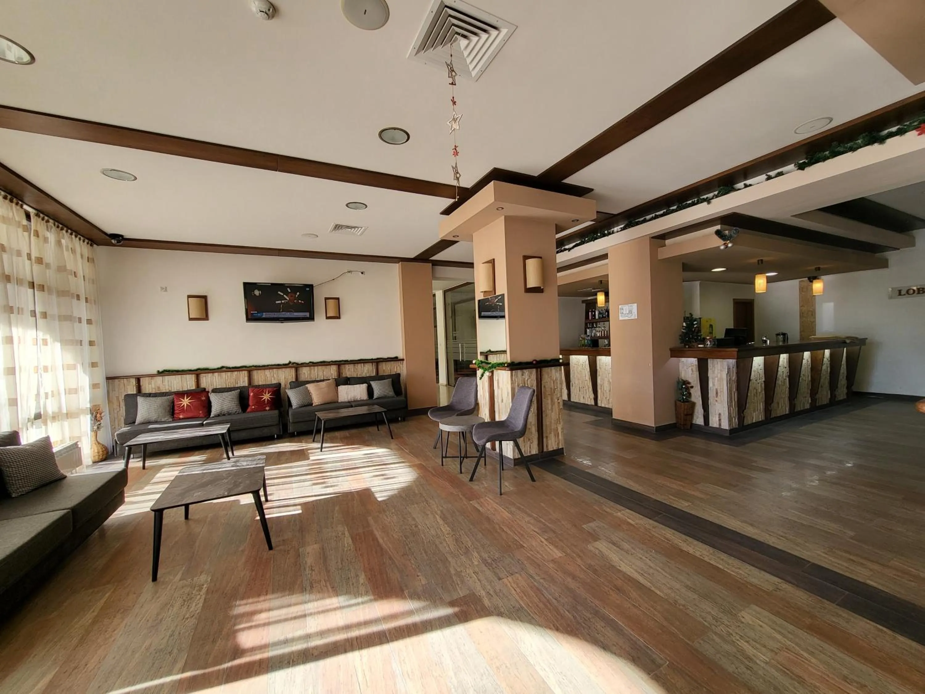 Restaurant/places to eat in Complex Silver Hills