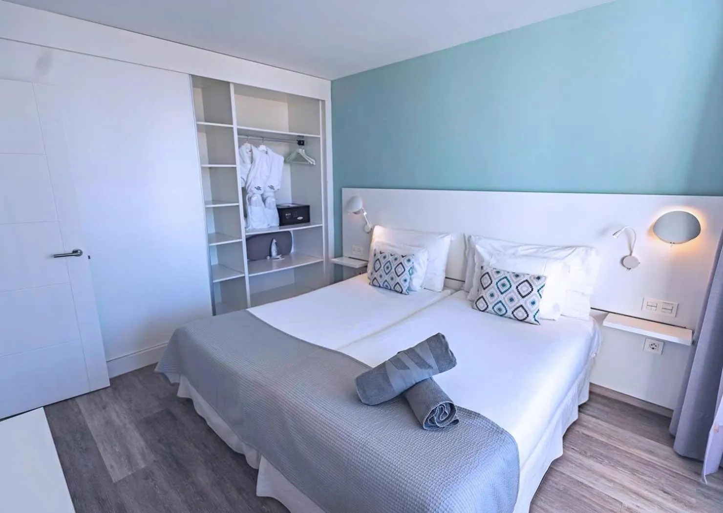 Photo of the whole room, Bed in Coral Ocean View - Adults Only