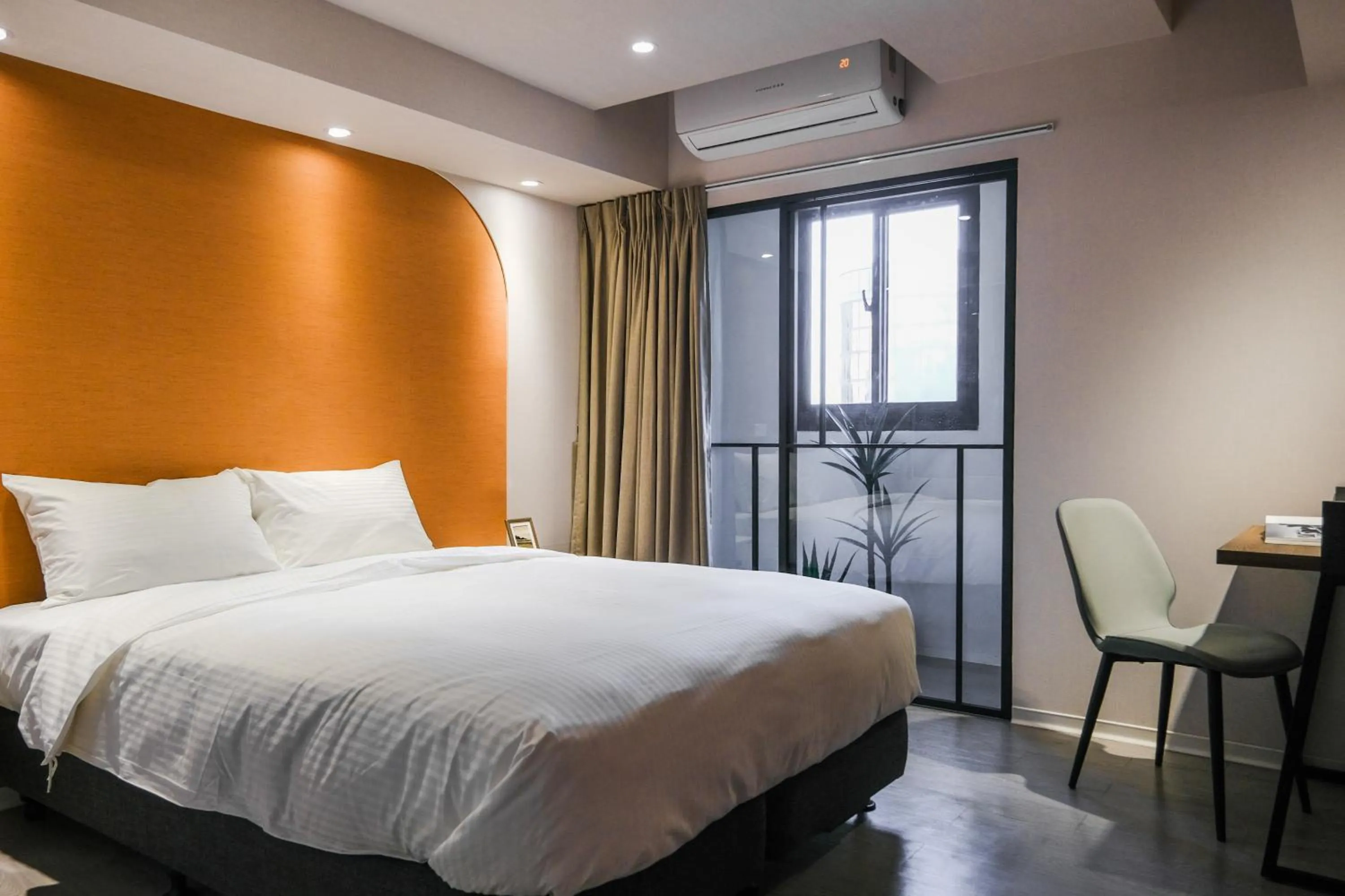 Bedroom, Bed in Giant Rich Hotel