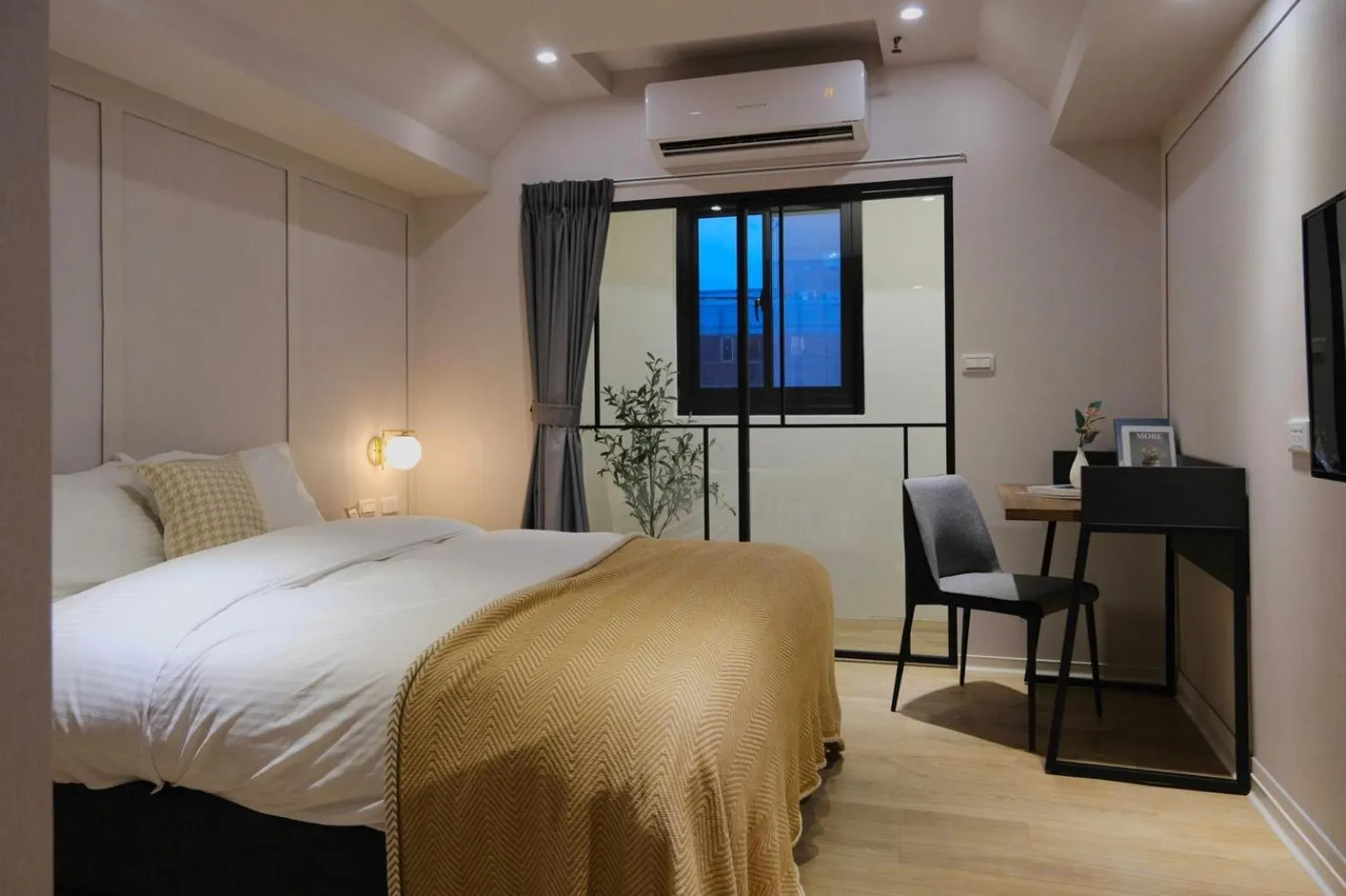 TV and multimedia, Bed in Giant Rich Hotel