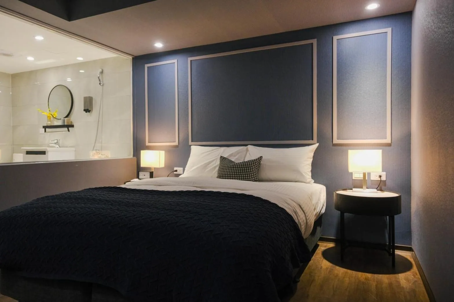 Bedroom, Bed in Giant Rich Hotel