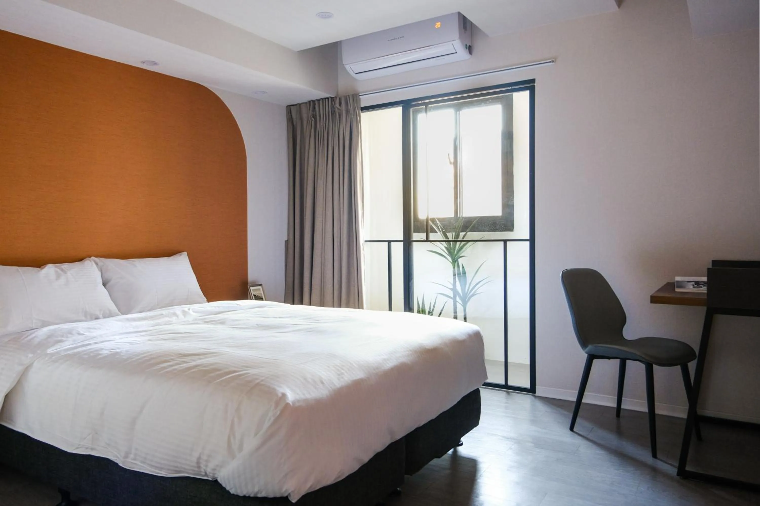 Bedroom, Bed in Giant Rich Hotel