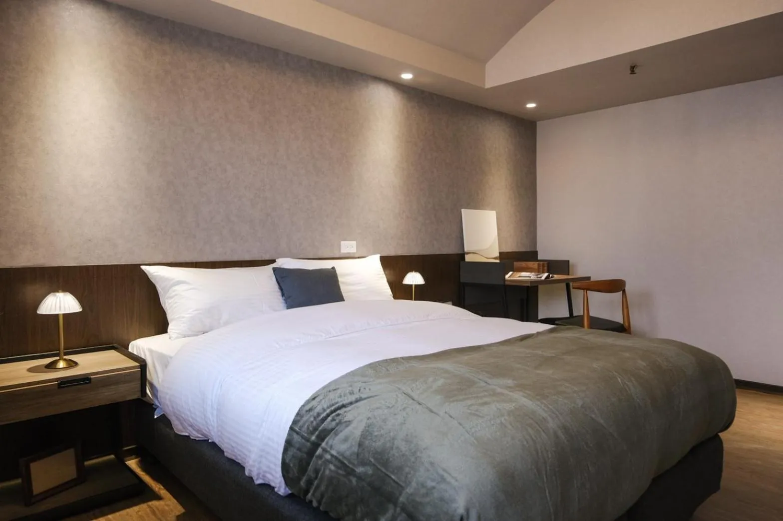 Bedroom, Bed in Giant Rich Hotel