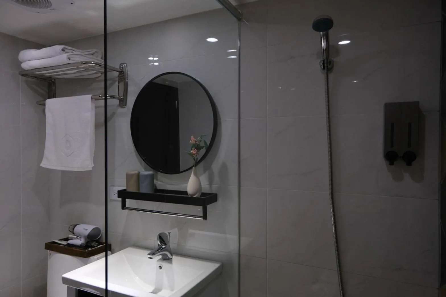 Shower in Giant Rich Hotel
