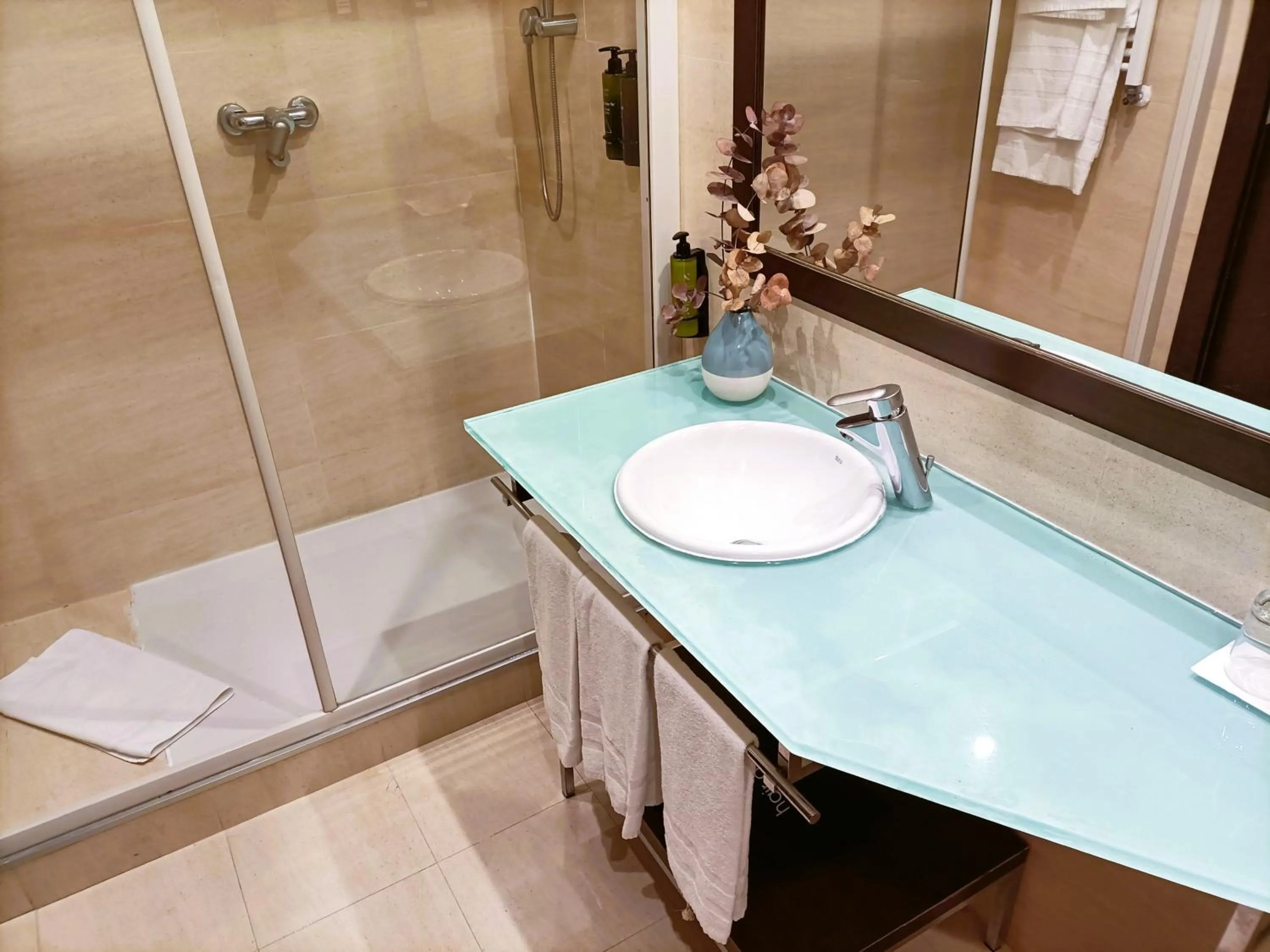 Bathroom in AZZ Pamplona Norte Hotel