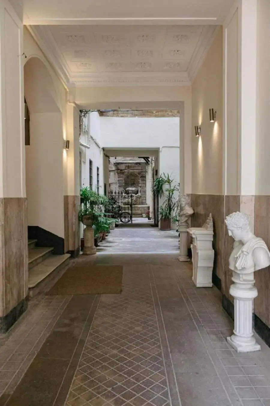 Facade/entrance in Bhr Cavour 150 Facade/entrance in Bhr Cavour 150