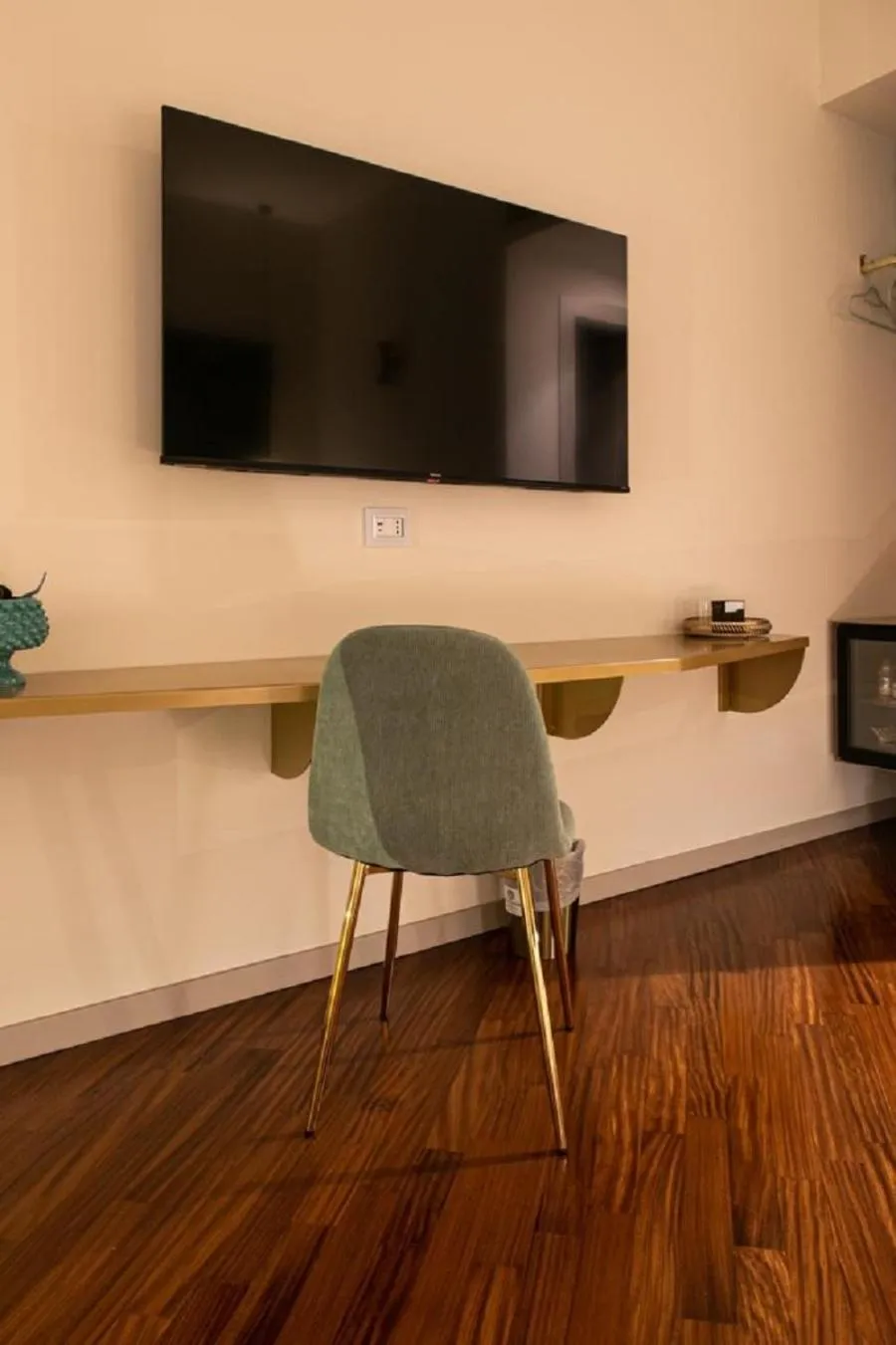 TV and multimedia in Bhr Cavour 150